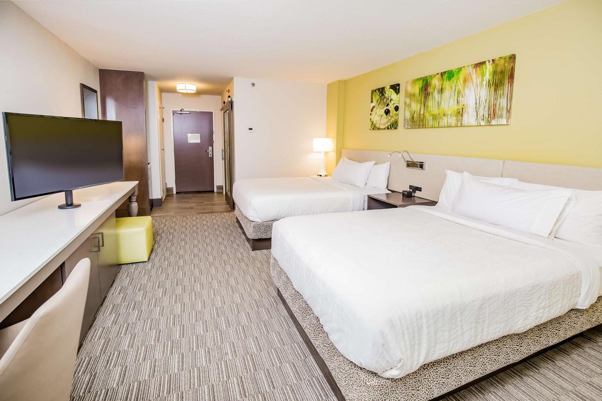 Queen Room with Two Queen Beds and Pool View,1281003082:JPEG