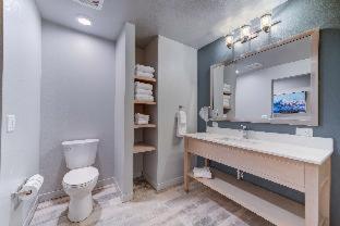 Queen Suite with Single Bed and Sofa Bed - Balcony/Fireplace/Non-Smoking