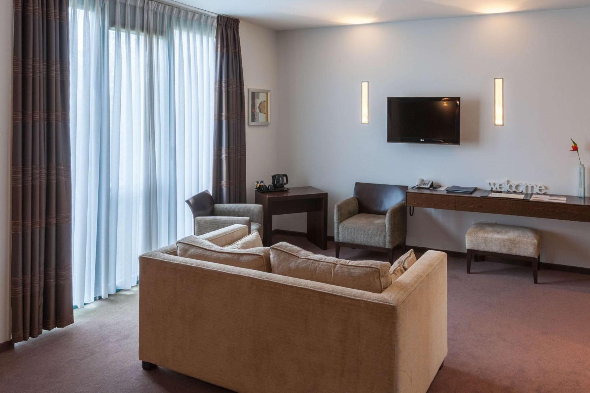 Junior Queen Suite