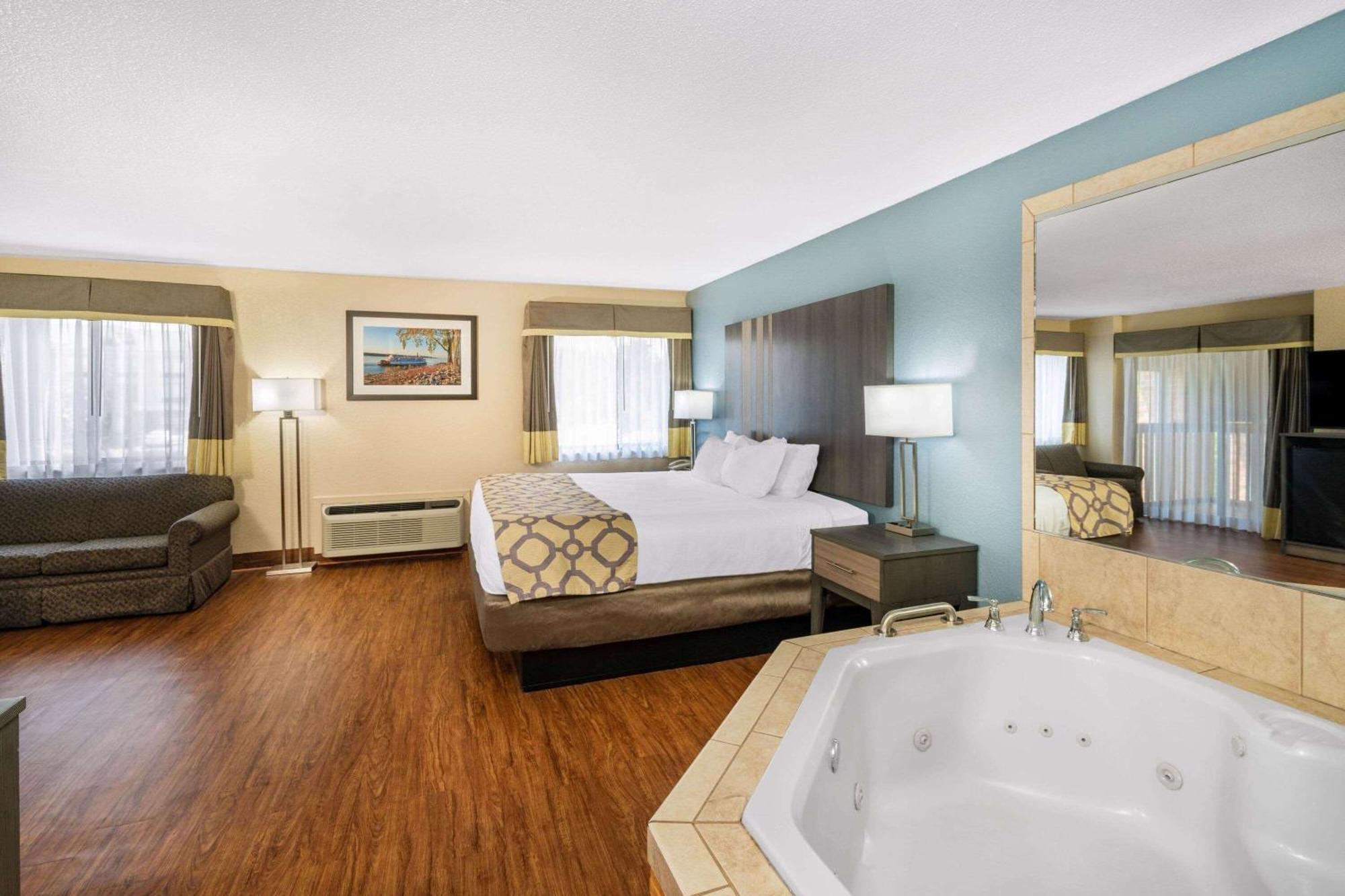 Deluxe King Studio Suite Pool View Non-Smoking