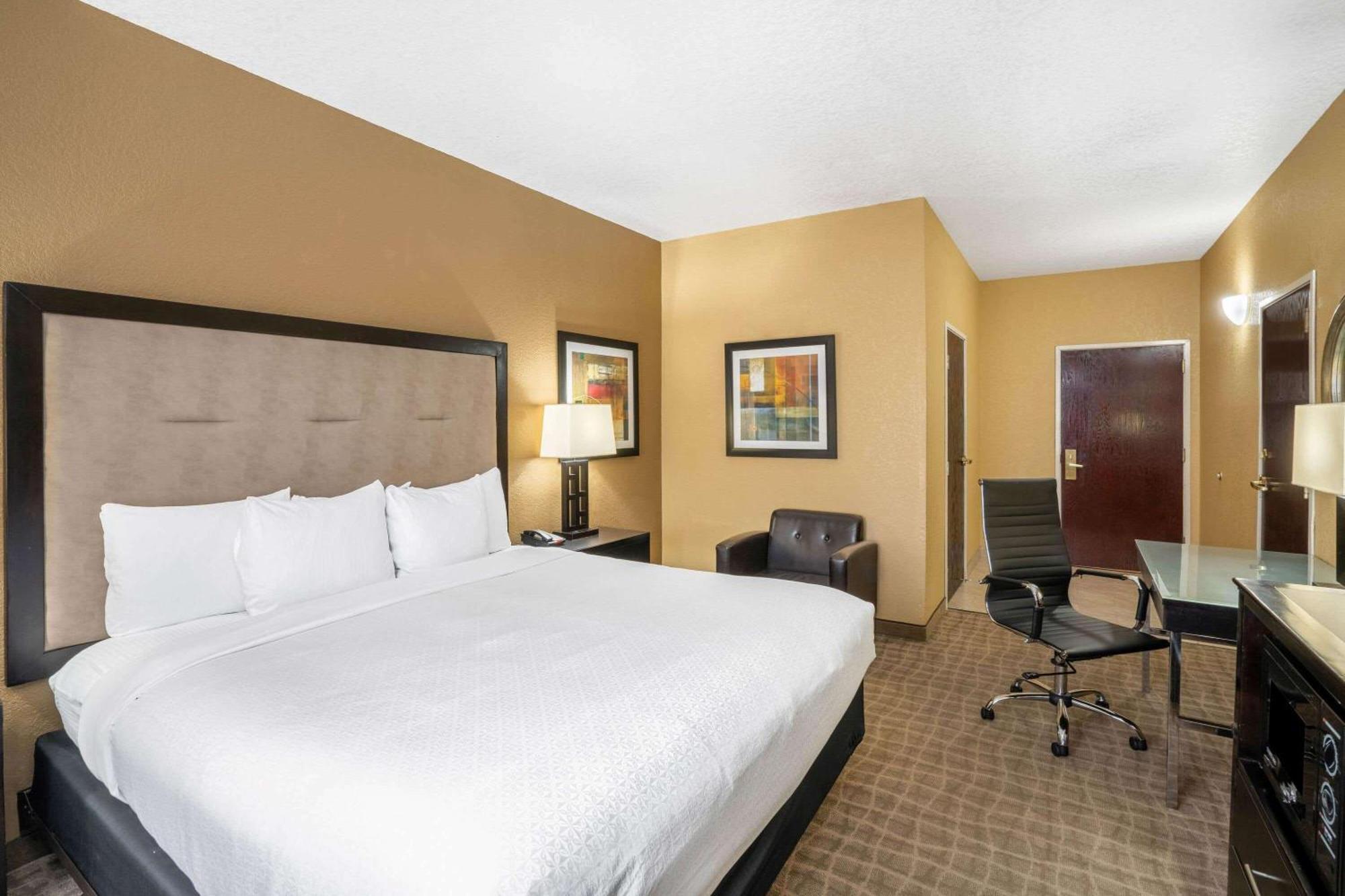 King Room Roll Shower Mobility or Hearing Accessible Non-Smoking