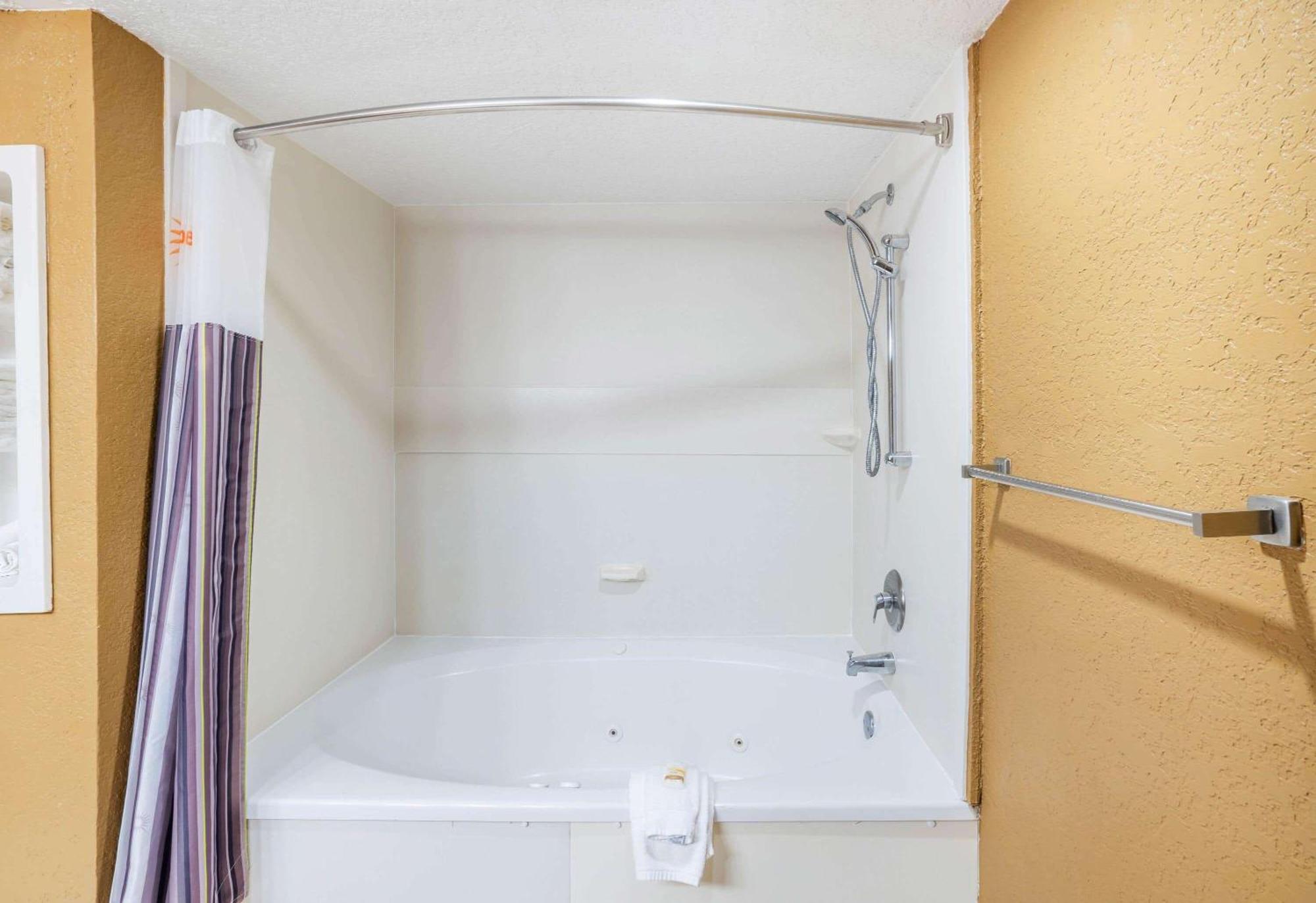 King Room Spa Bath