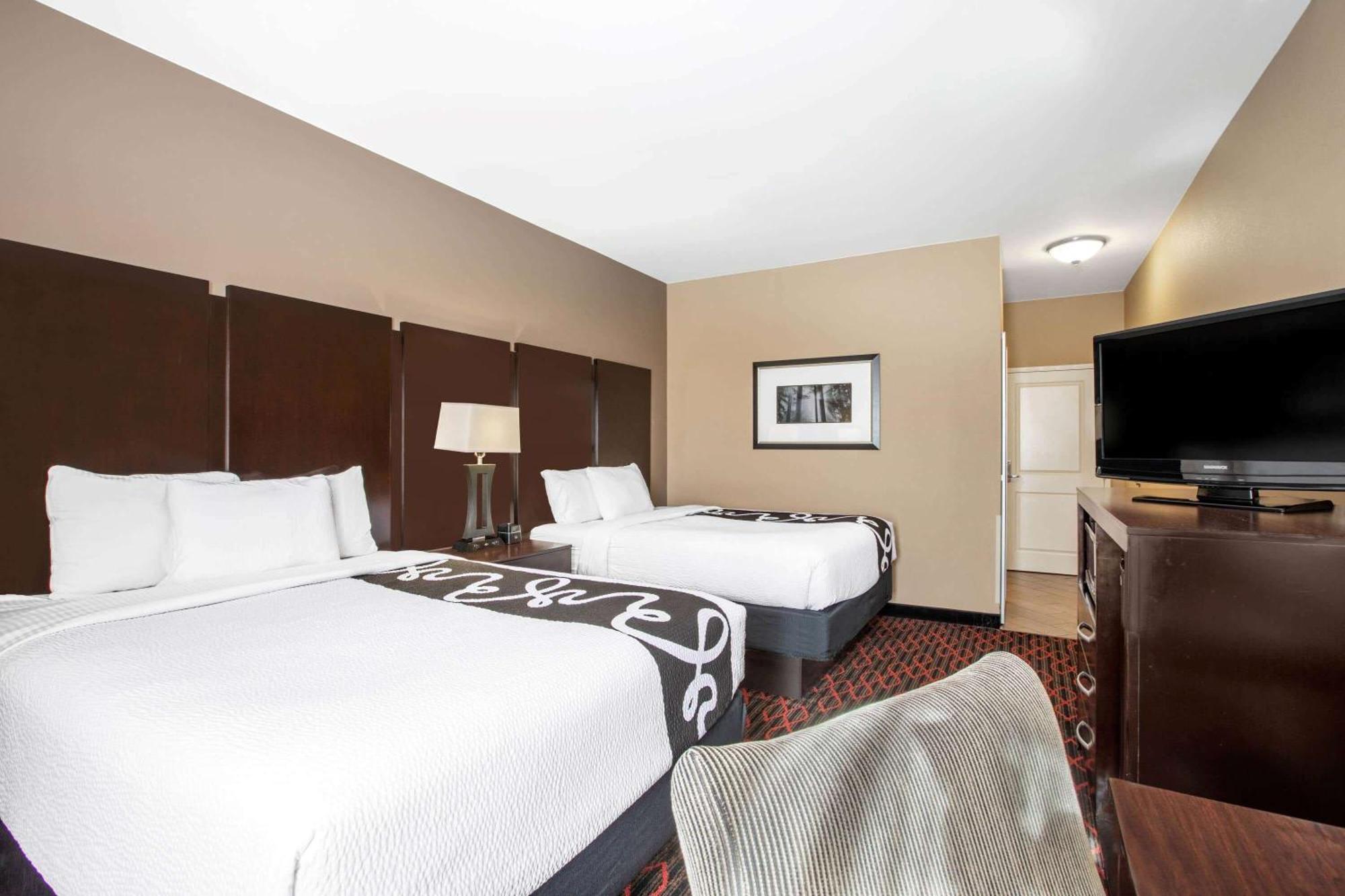 Deluxe Queen Room with Two Queen Beds,1281330337:JPEG