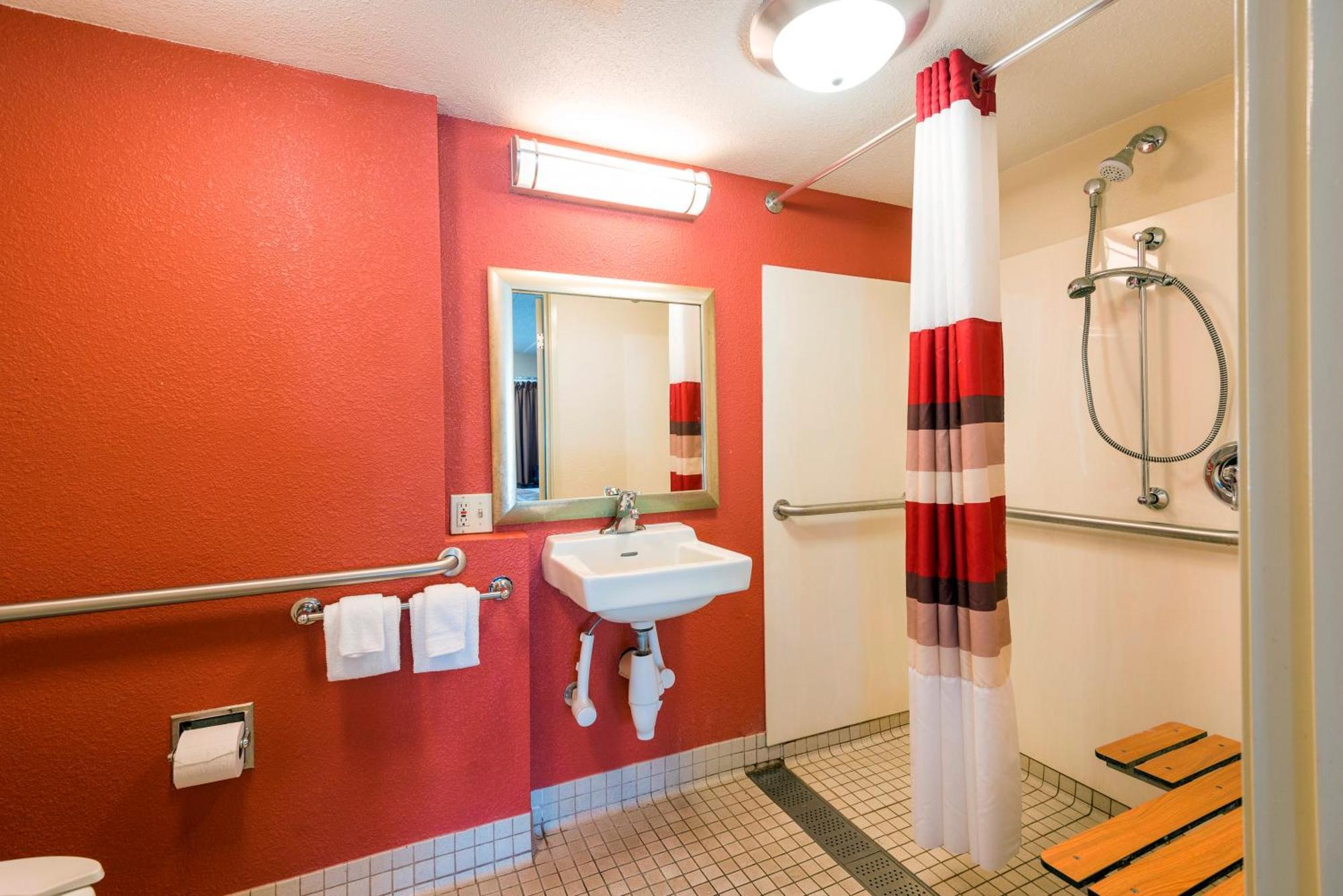 Deluxe King Room Disability Access Roll-ln Shower Smoke