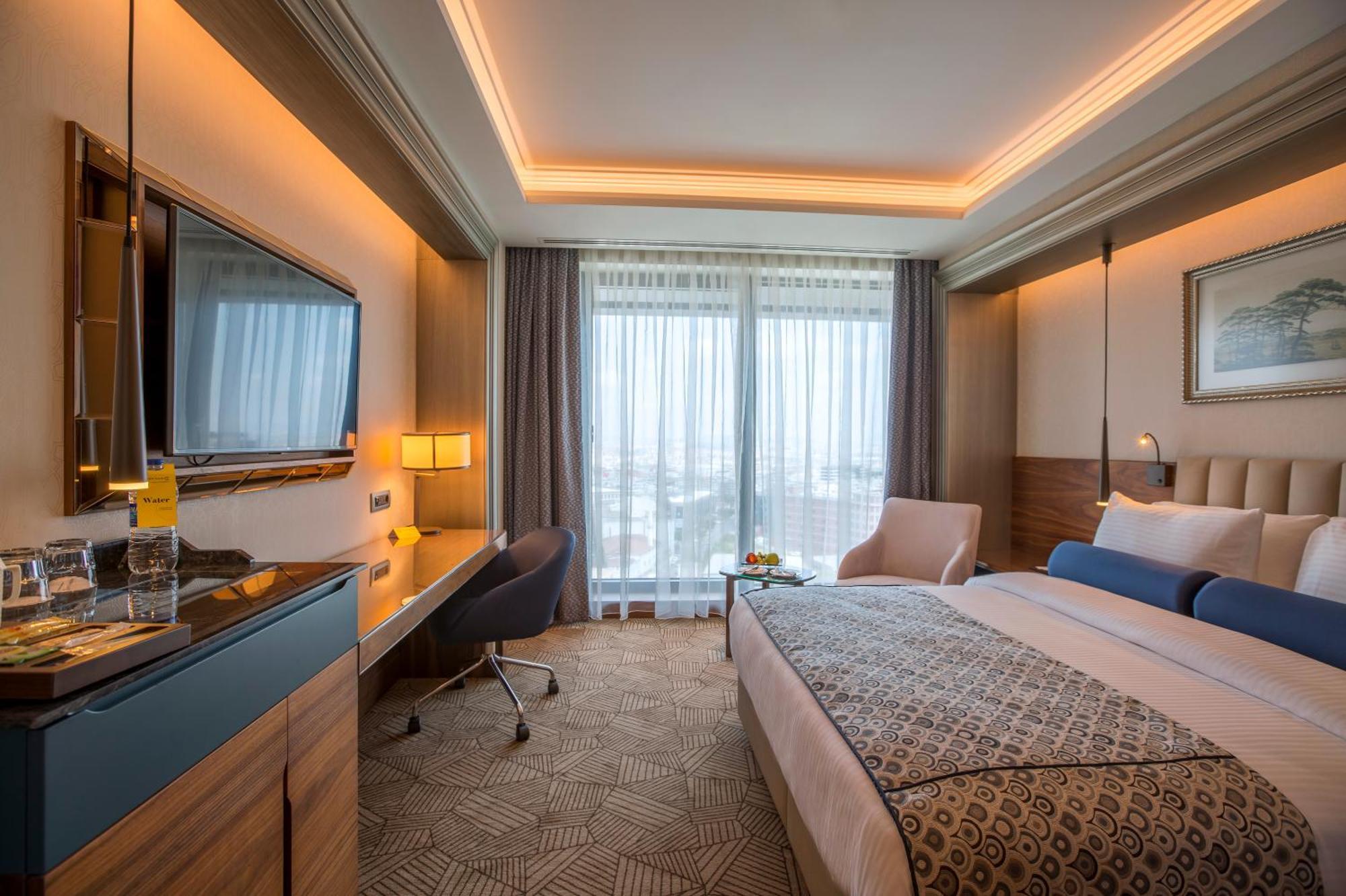 Superior Queen Room City View