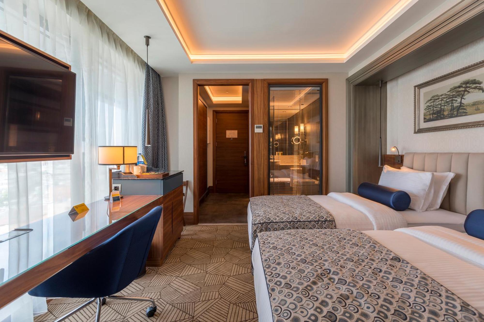 Superior Queen Room City View