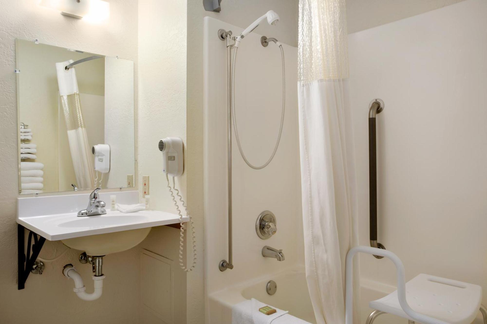Queen Room - Mobility Access/Non-Smoking