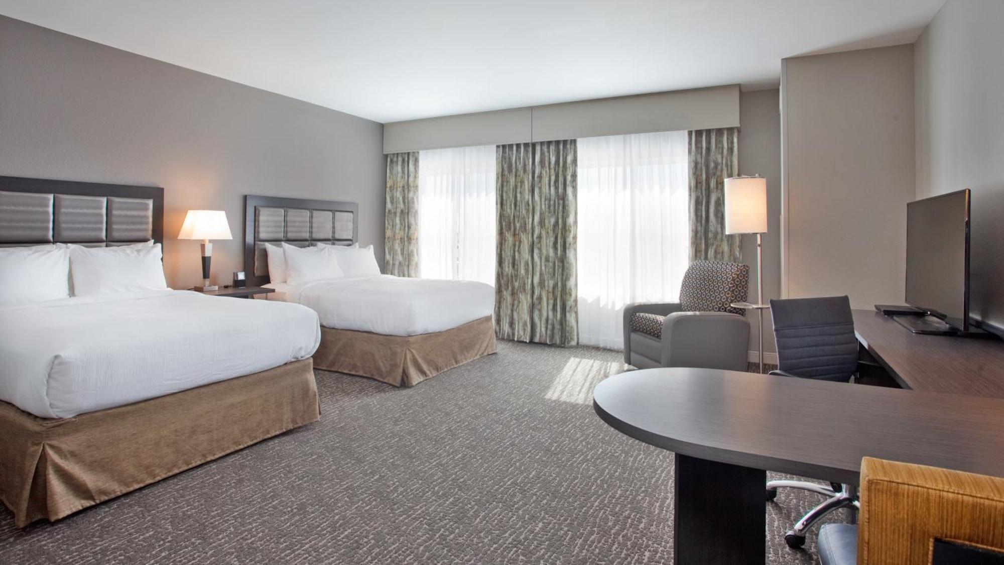 Studio Suite with Two Queen Beds and Hearing Mobility Accessible Tub