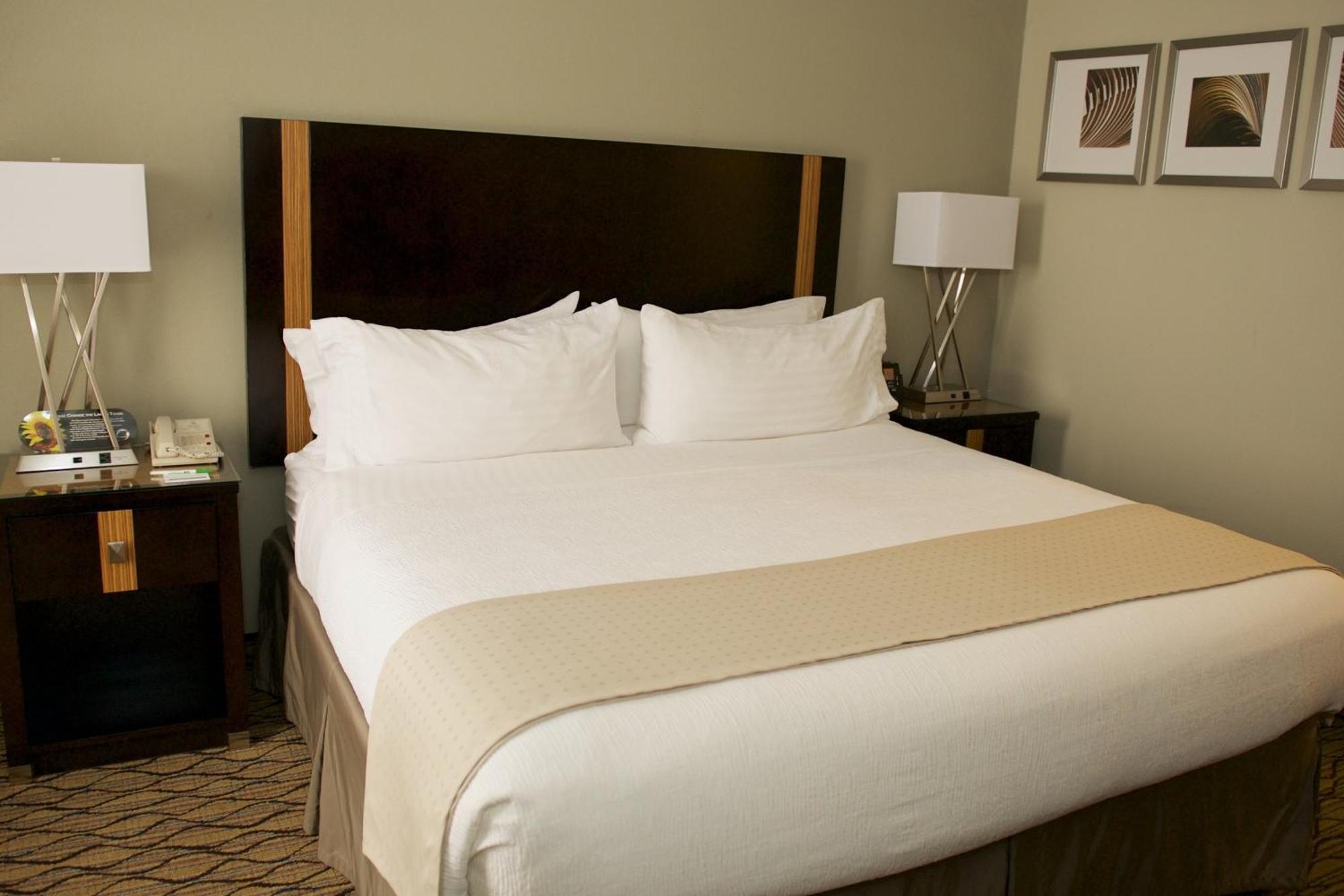 Standard King Room with Mobility Accessible Tub