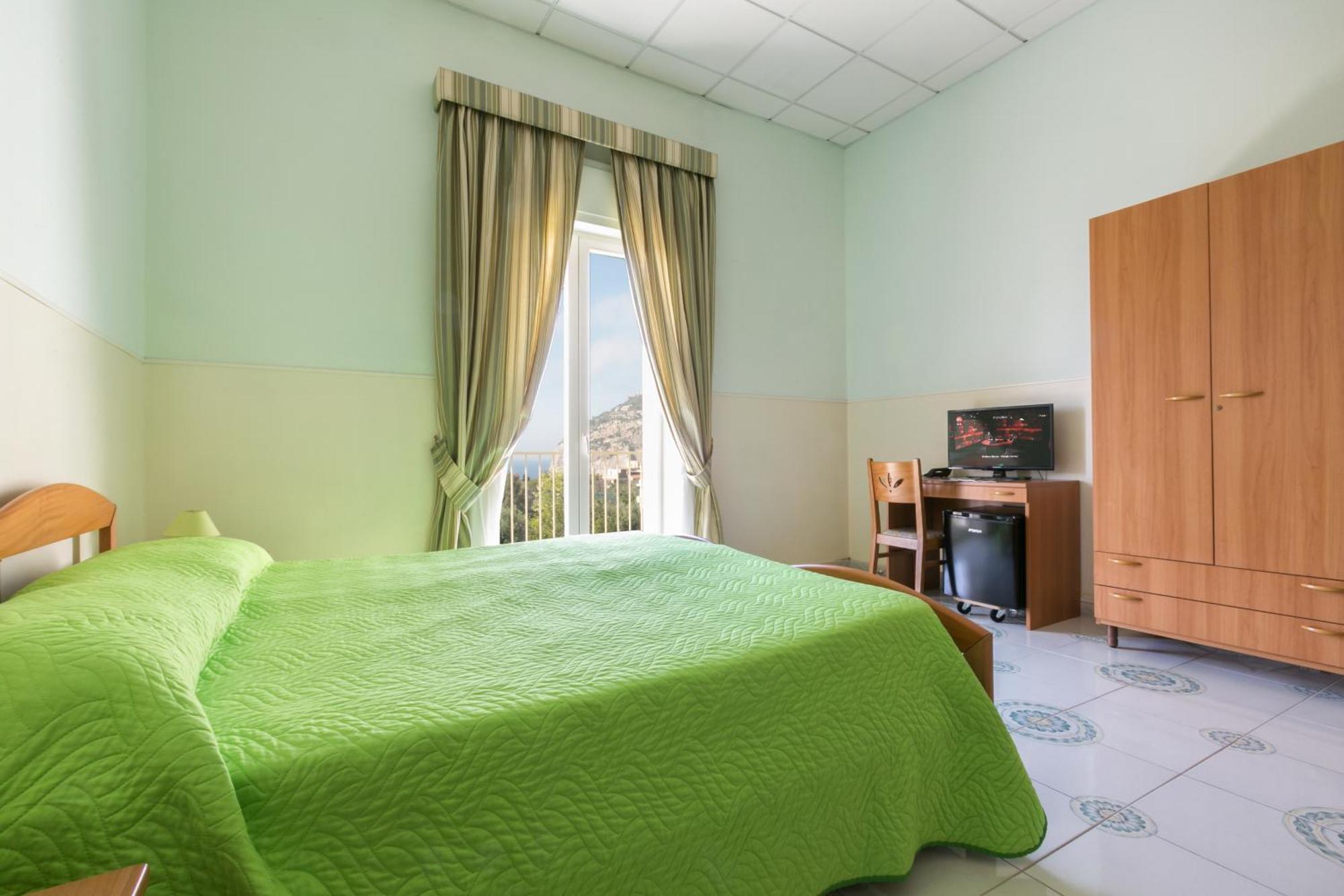 Double or Twin Room Sea View