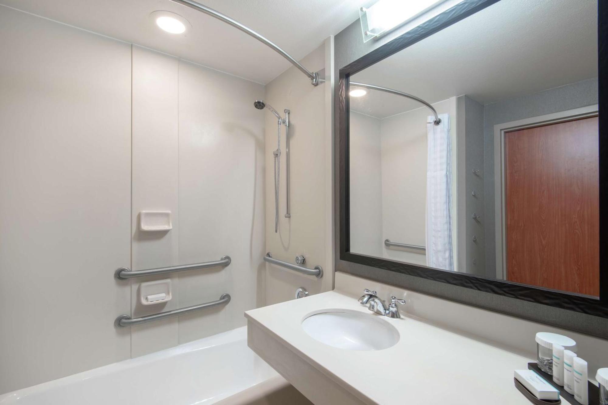 One-Bedroom King Room with Tub - Mobility Accessible