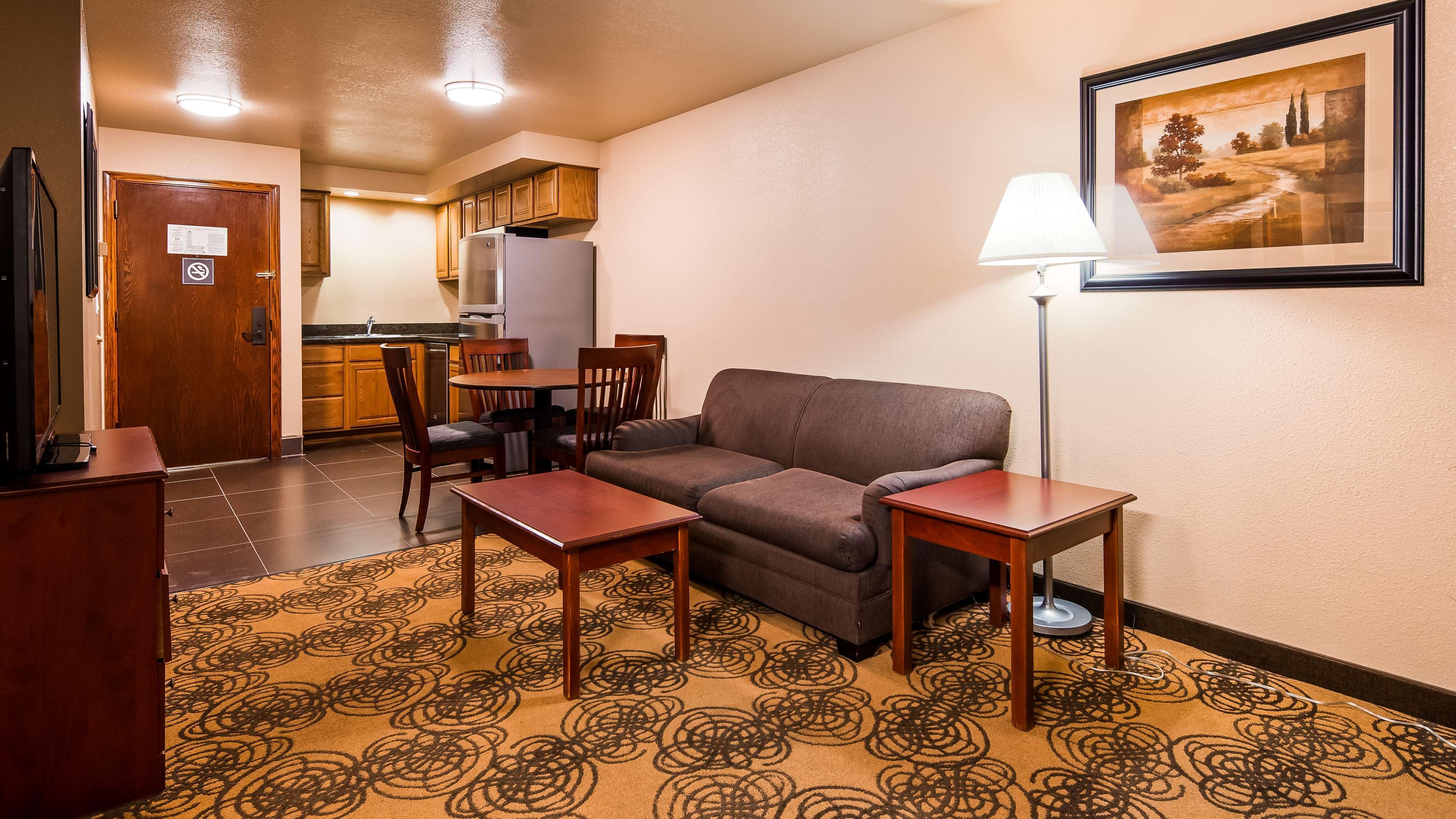 One-Bedroom Queen Suite Two Queen Beds Sofa Bed Kitchen or Non-Smoking