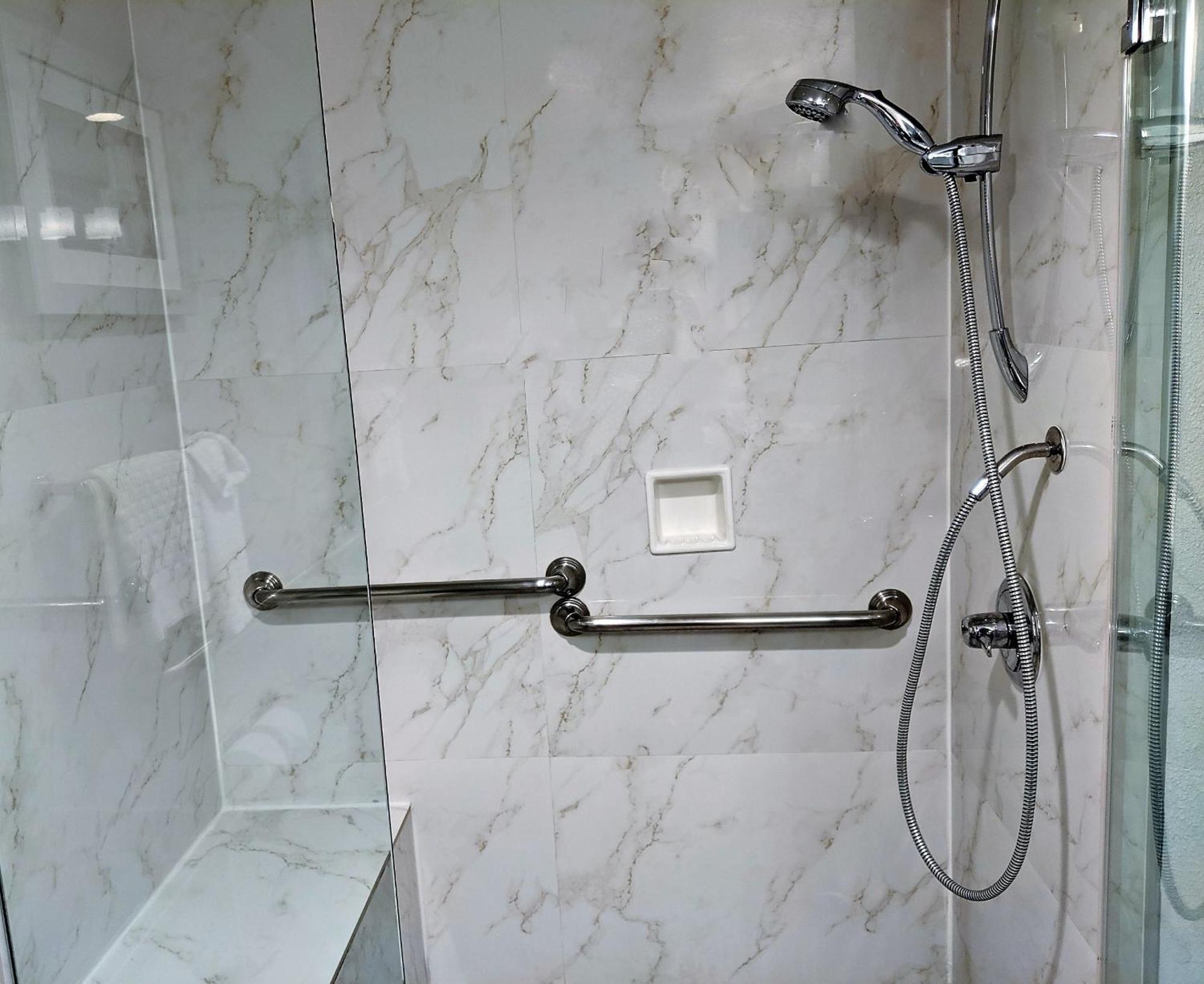 Habitación con cama extragrande y ducha a ras de suelo - Adaptada para personas con movilidad reducida - No fumadores