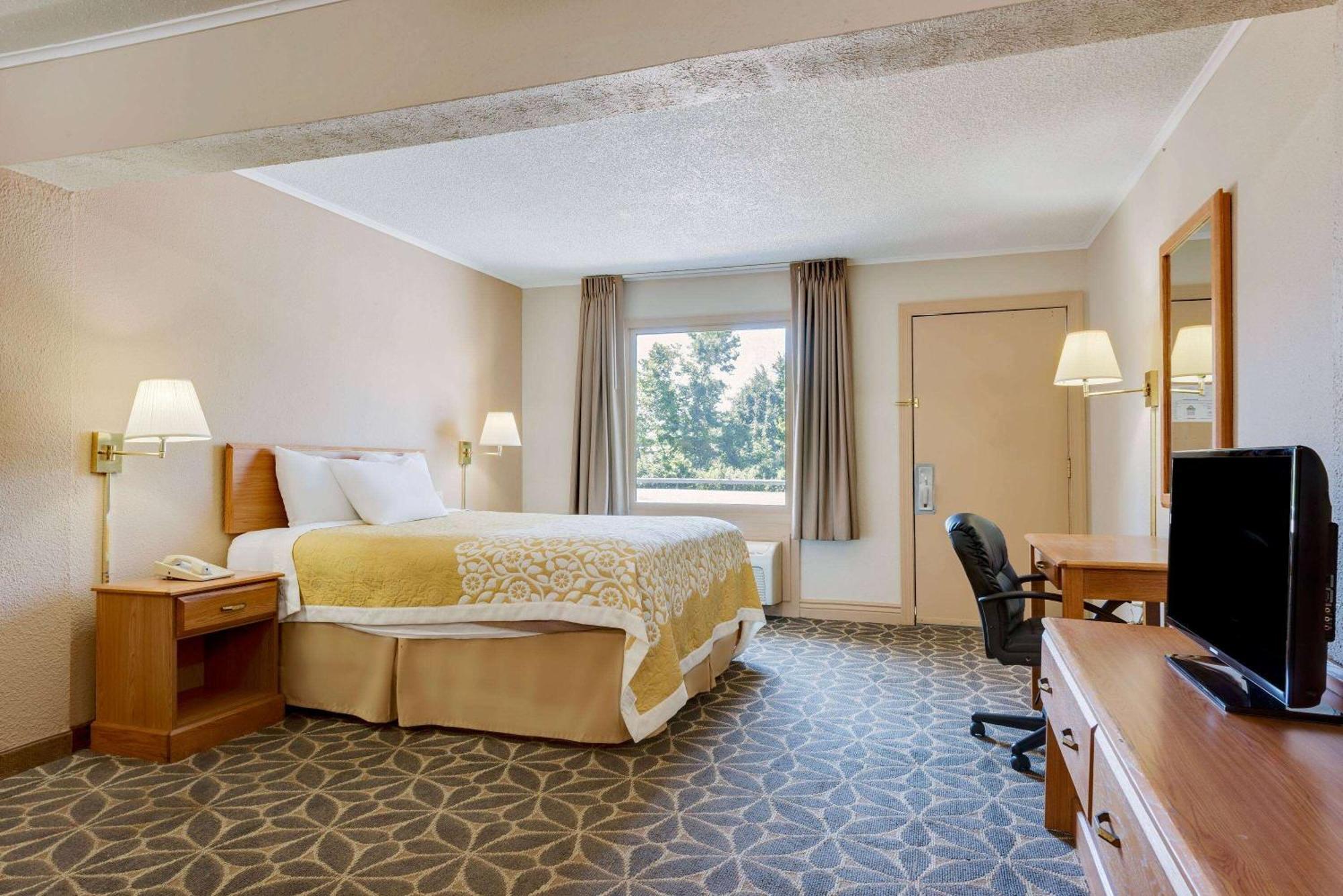 Queen Room Bathtub Mobility Accessible or Non-Smoking
