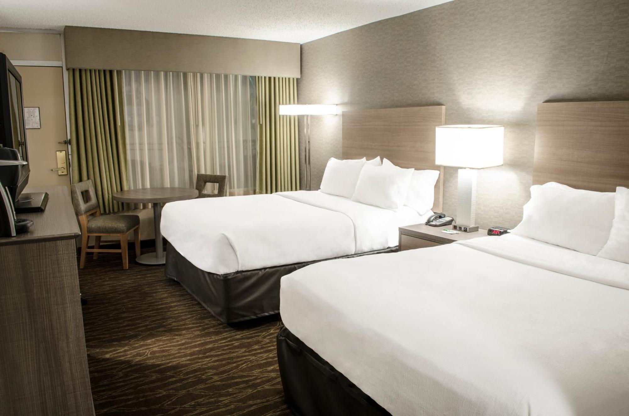 Standard Queen Room with Pool Access