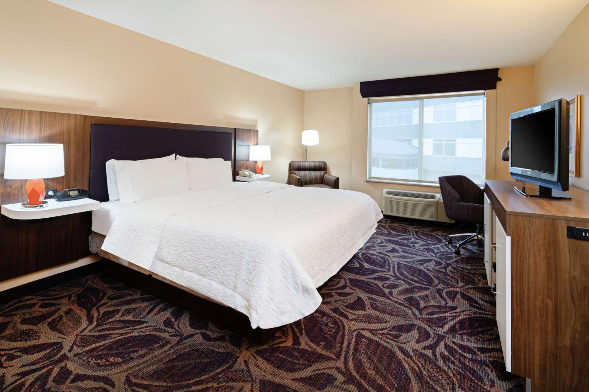King Room with King Bed - Non-Smoking