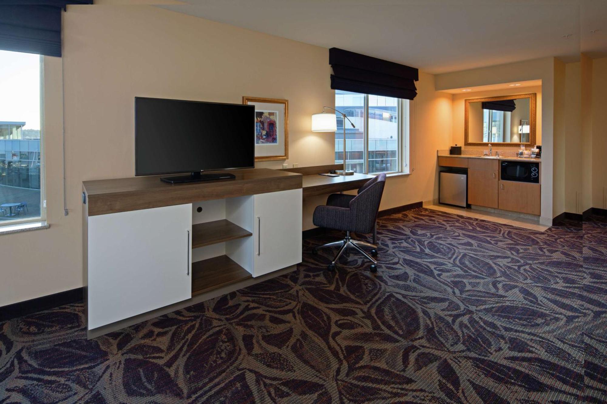 King Suite with Soaking Tub and Waterfront - Non-Smoking