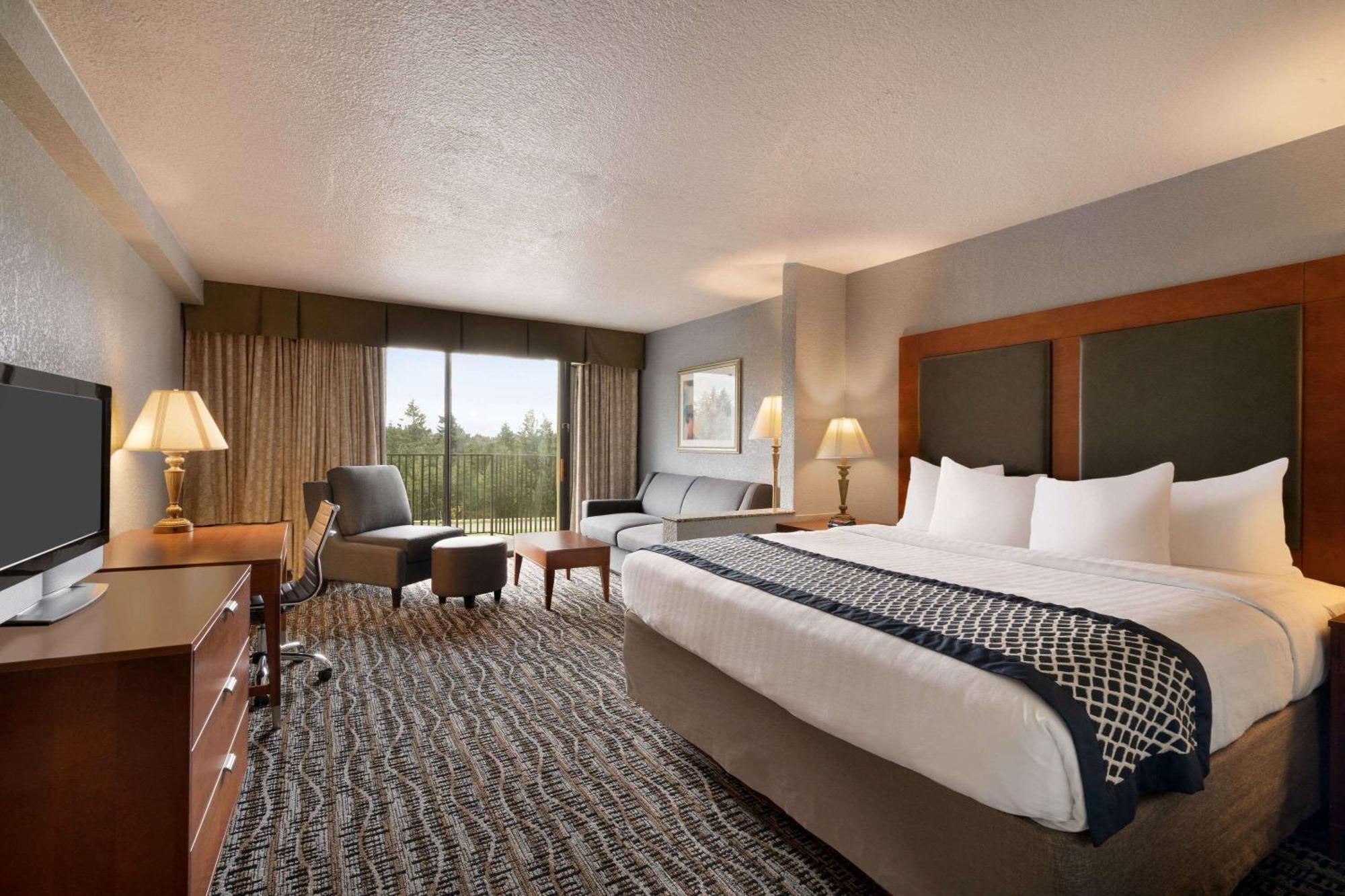 Queen Room with City View and Mobility/Hearing Impaired Access - Non-Smoking