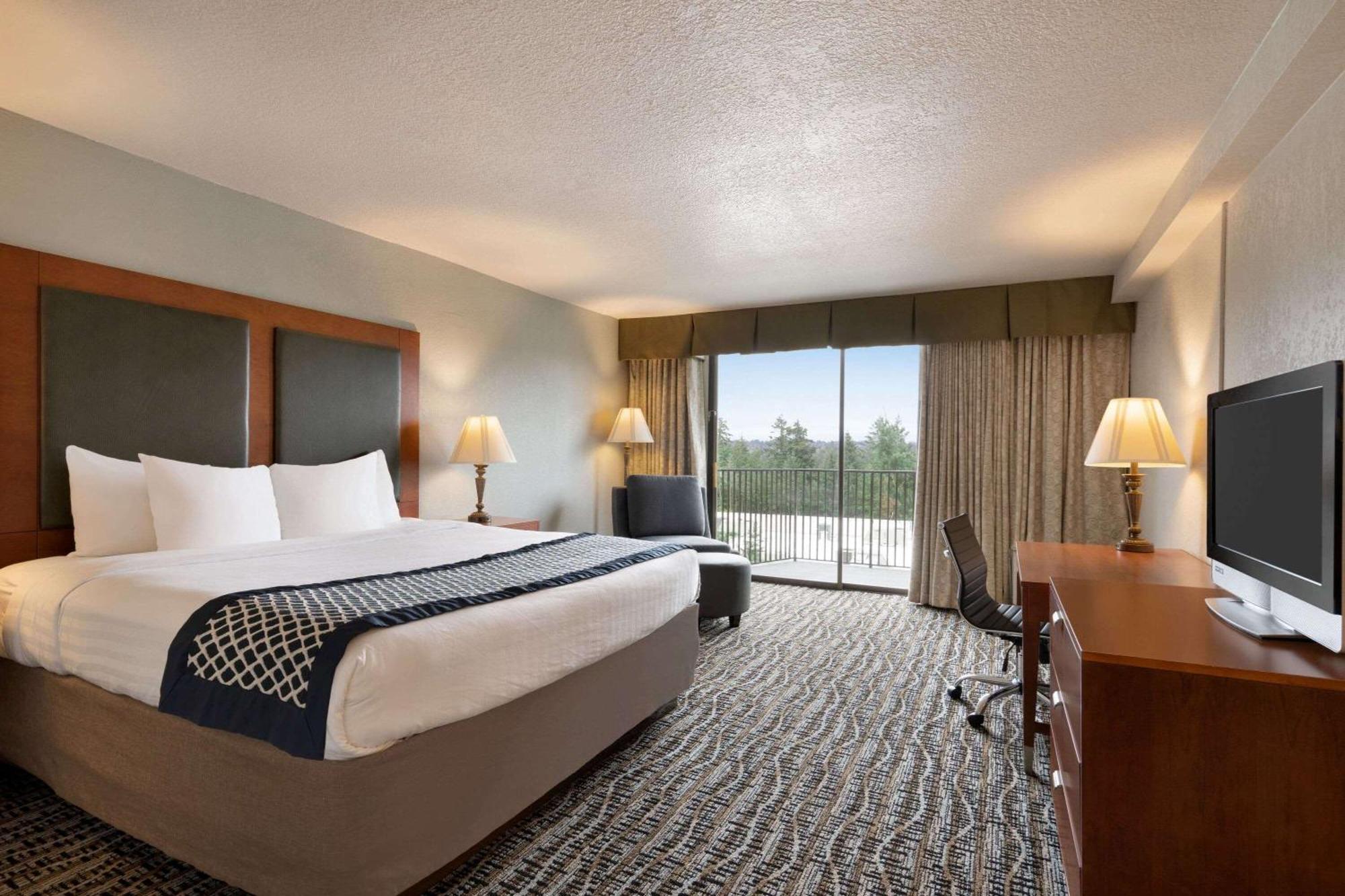 Queen Room City View Mobility or Hearing Impaired Access Non-Smoking