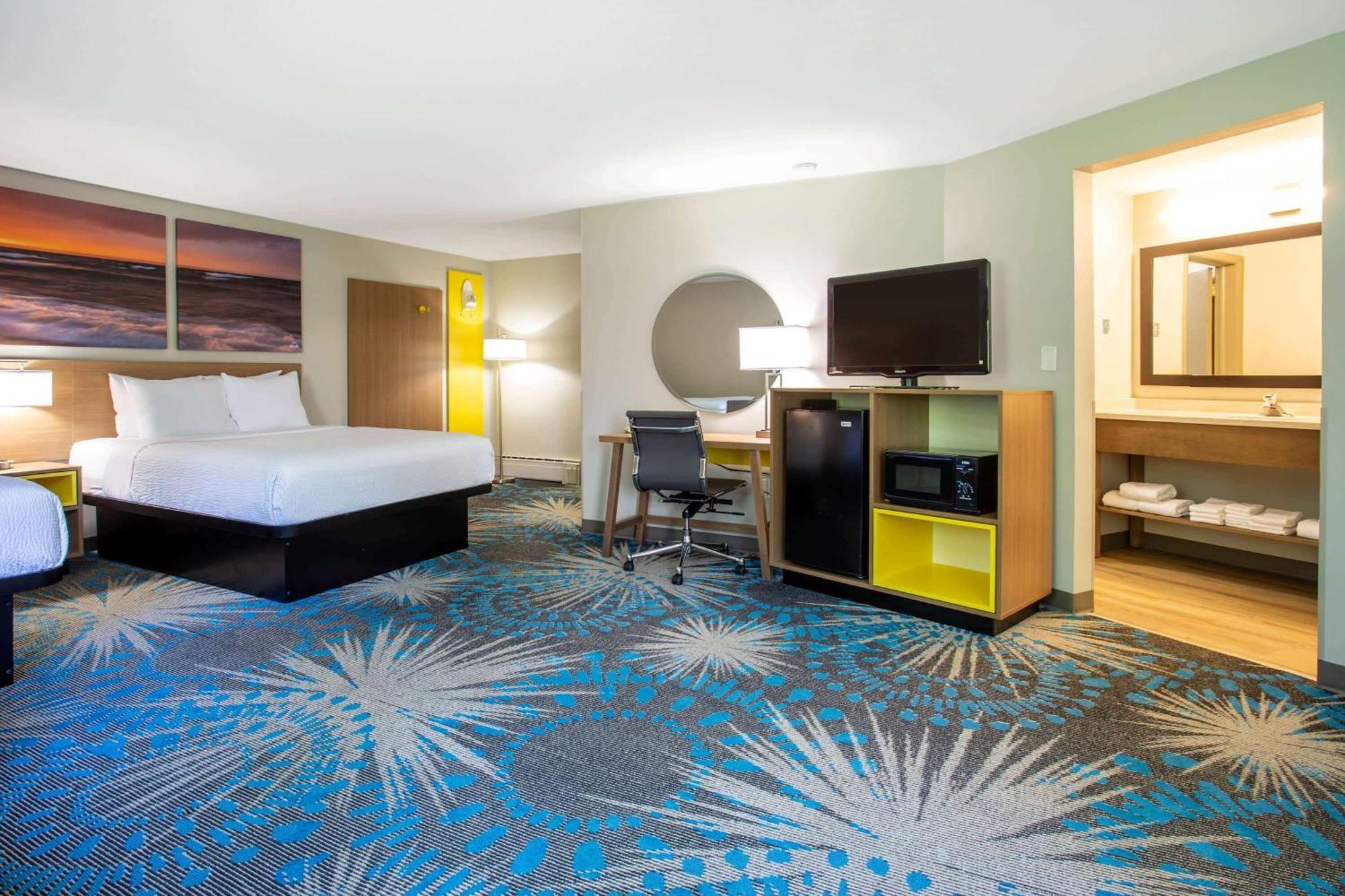 Studio Suite Three Queen Beds Non-Smoking