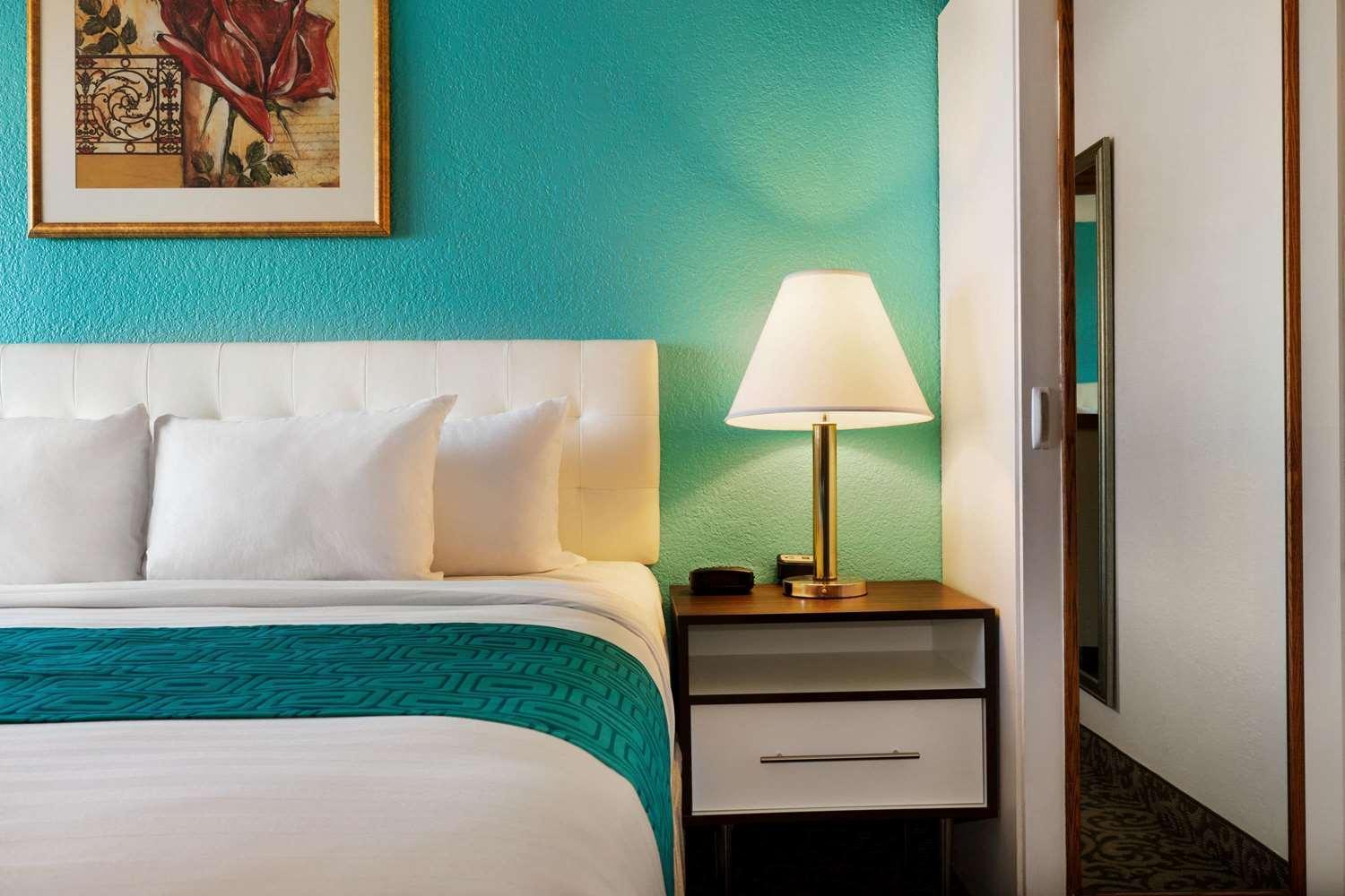 King Suite - Non-Smoking,1705829826:JPEG