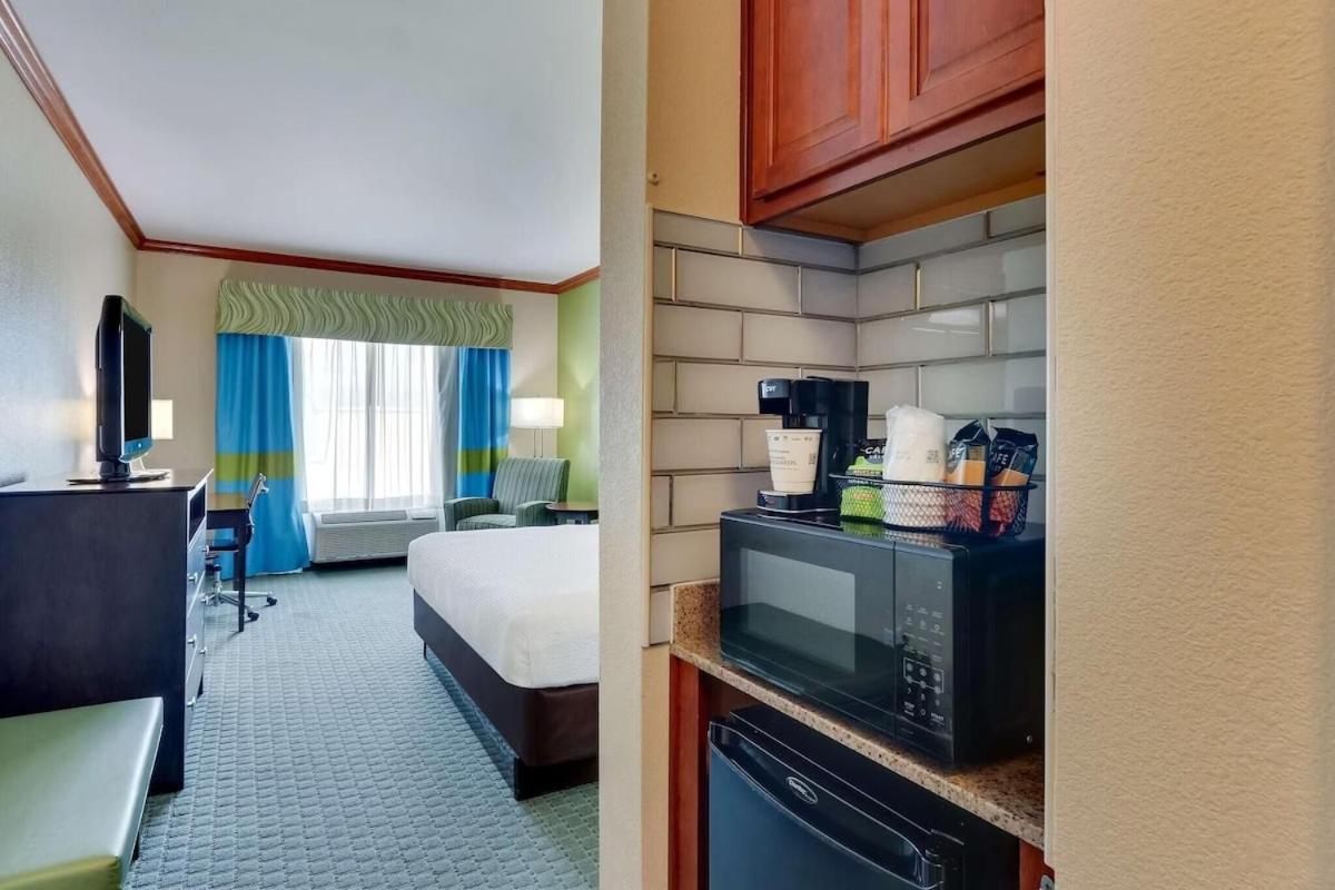King Room with Tub - Disability Access/Non Smoking/Interior Corridor