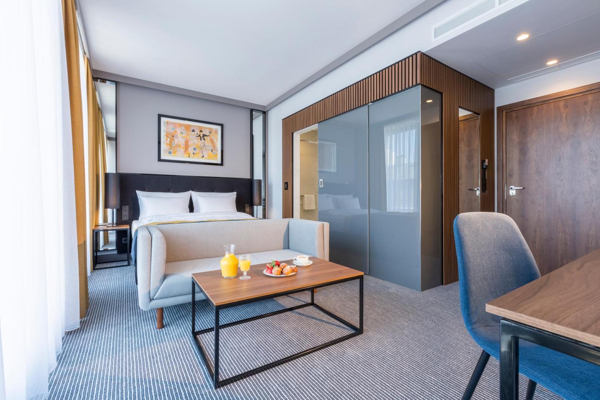 Premium Double Room with Terrace,711872956:JPEG