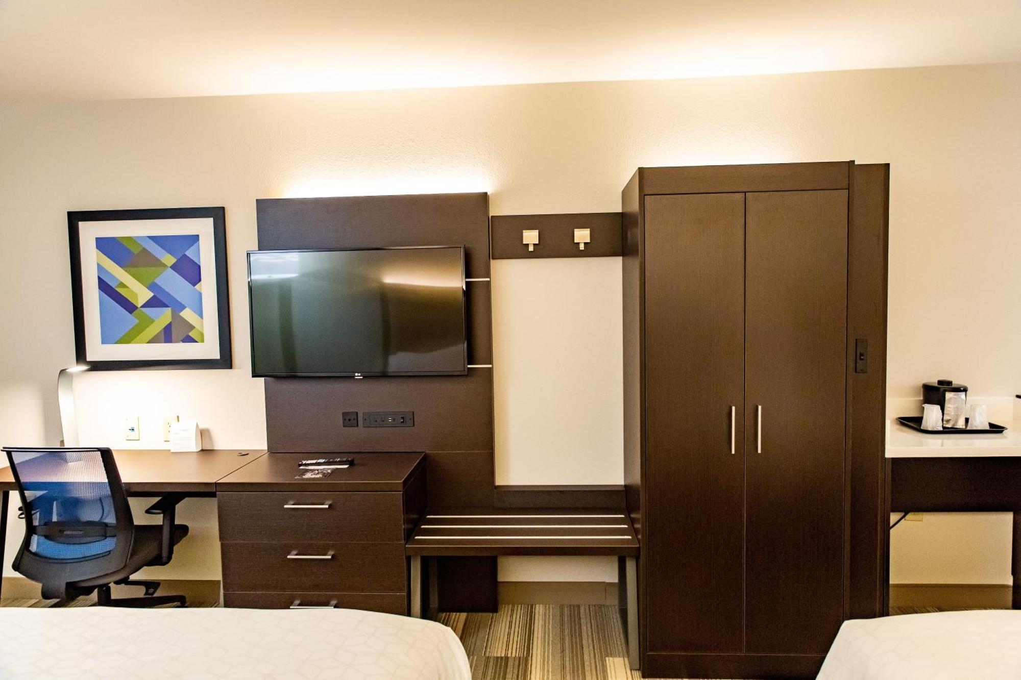 Standard Queen Room with Two Queen Beds