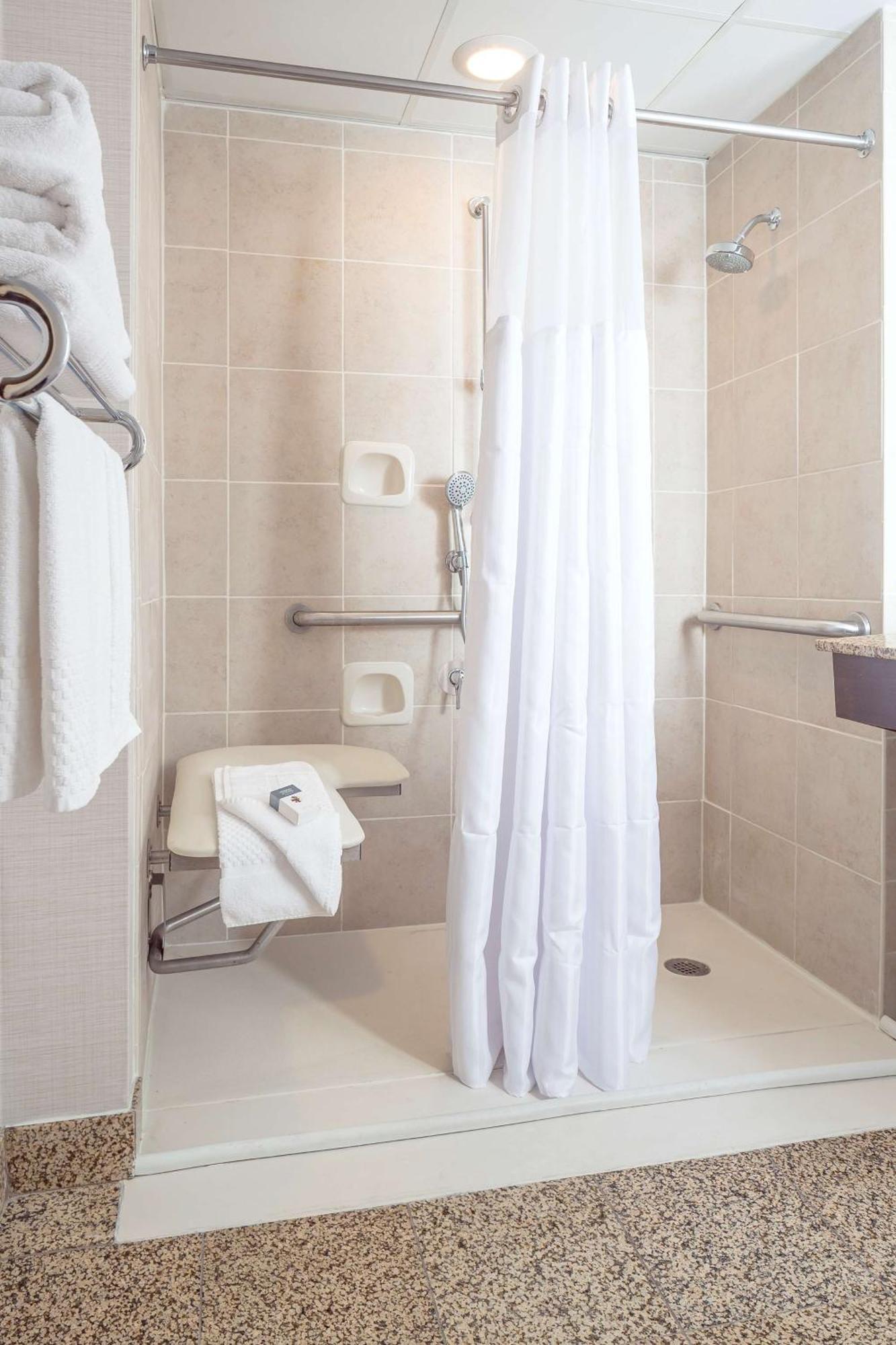 Queen Room with Roll-In Shower - Disability Access