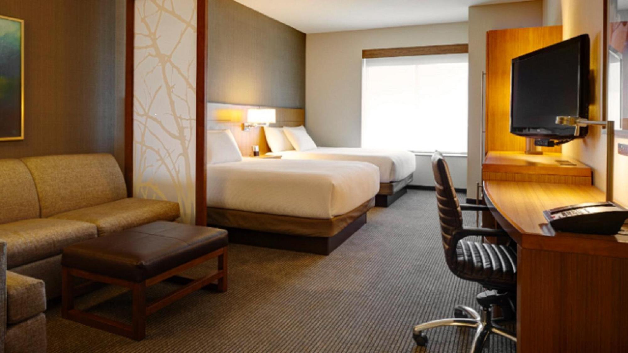 Queen Room Two Queen Beds tub Disability access