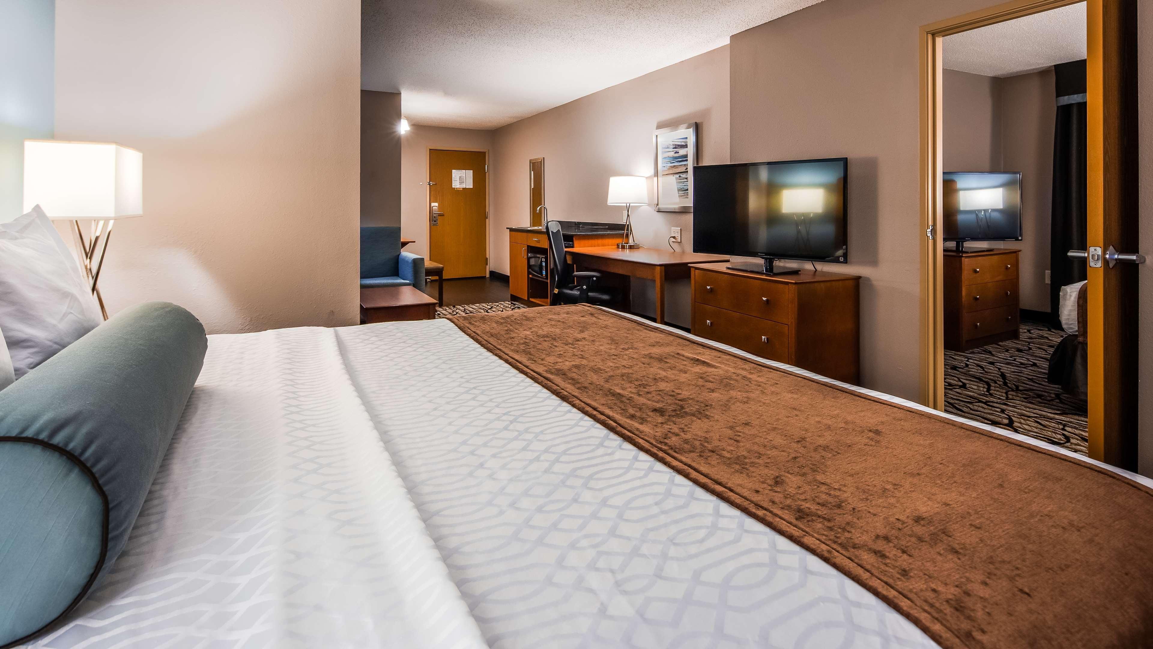 King Suite Bath Tub Sofa Bed Mobility Accessible or Non-Smoking