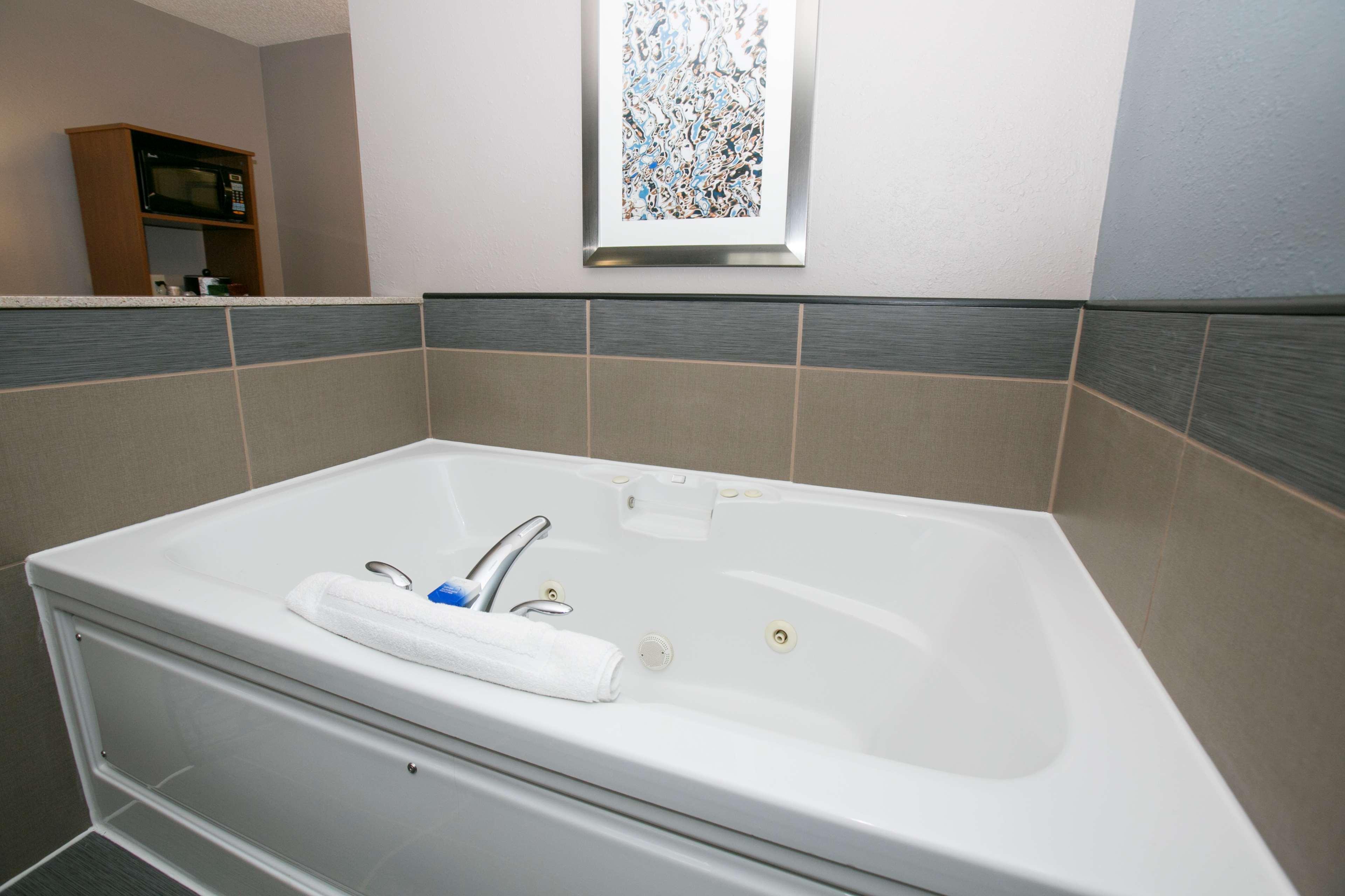 King Suite Roll Shower Sofa Bed Spa Bath Disability or Non-Smoking