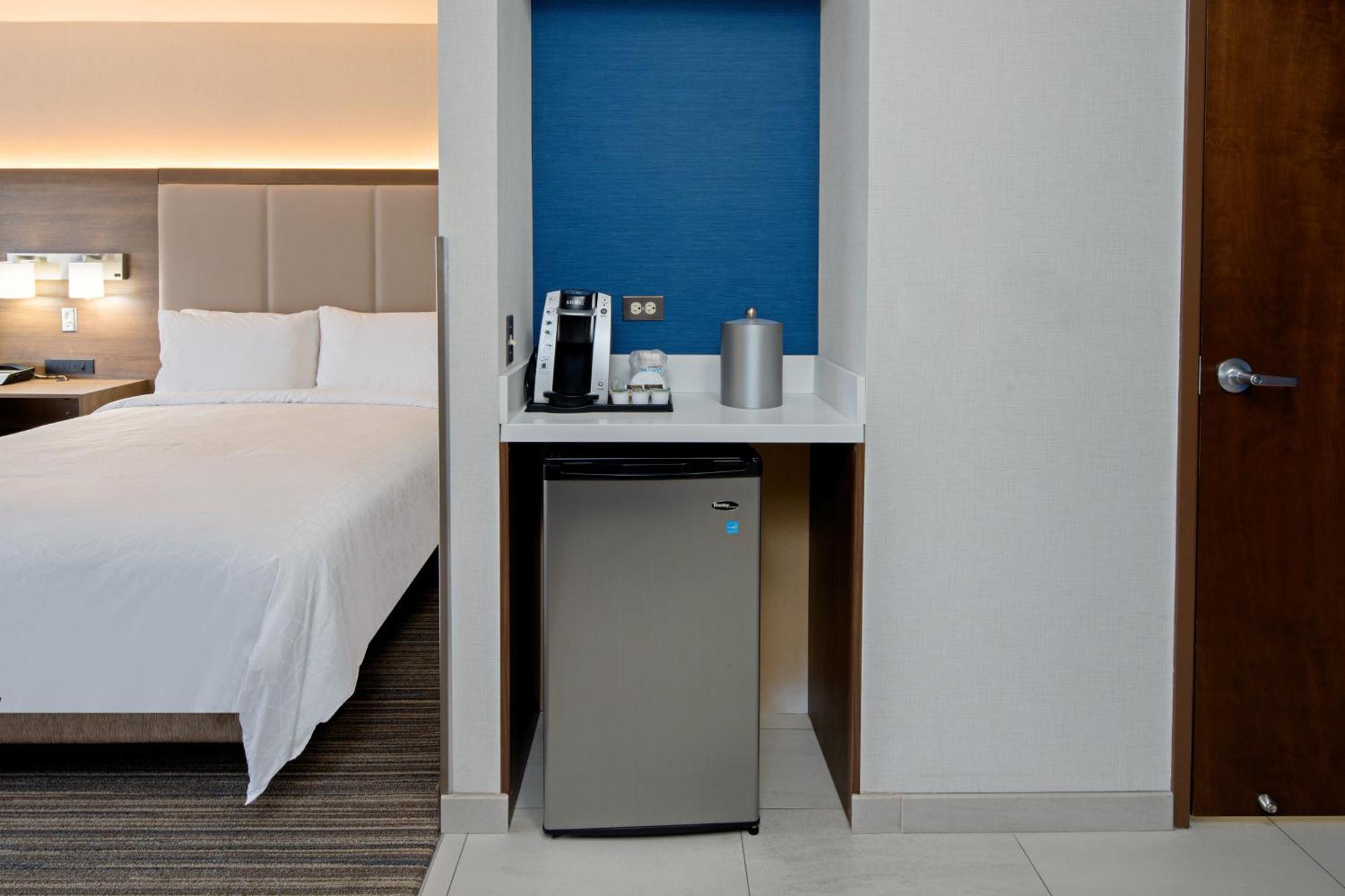 Standard King Room with Roll-in Shower - Mobility Accessible,1282933240:JPEG