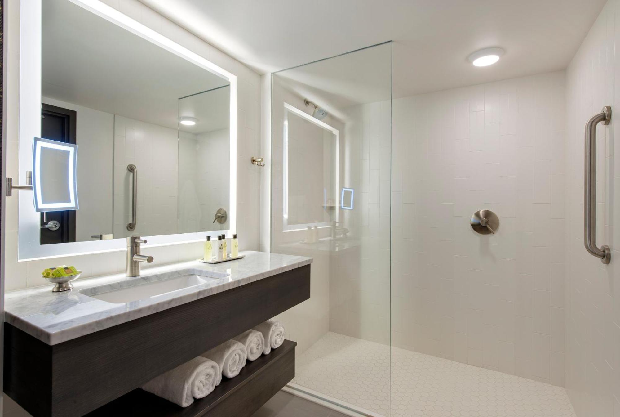 King Room Mobility Access or Roll Shower Non-Smoking,1283062300:JPEG
