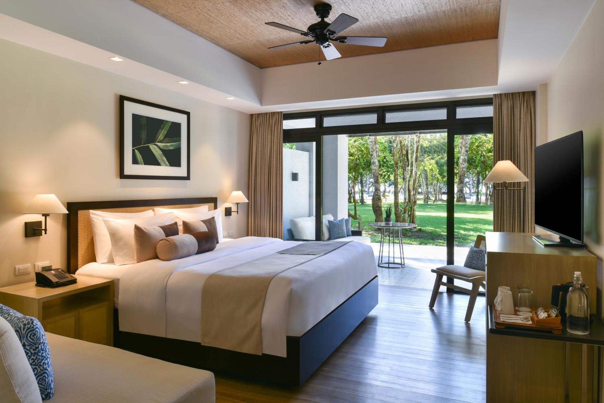 1 King Bed Standard Room Garden View