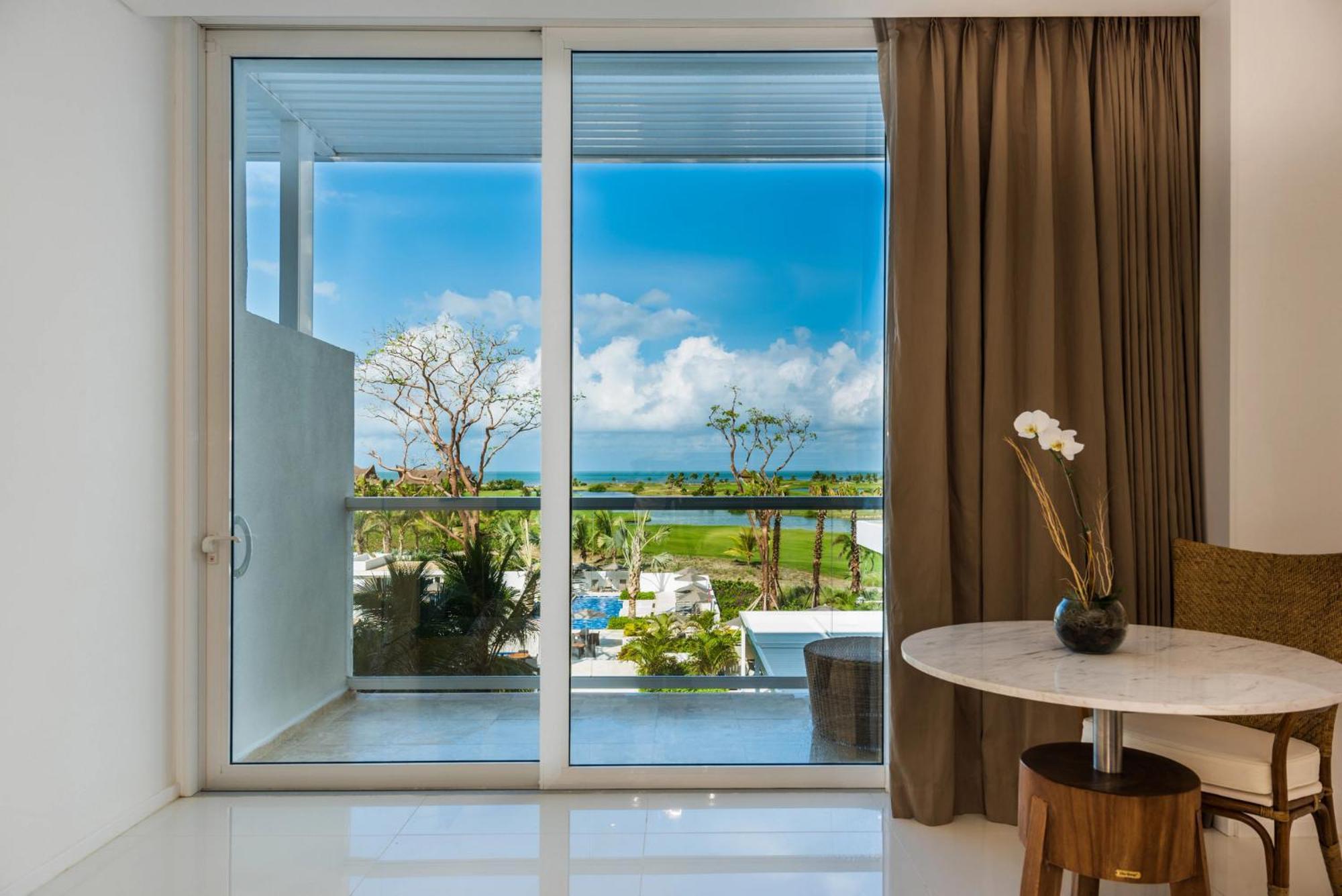 Preferred Club Junior Suite Ocean View King Bed
