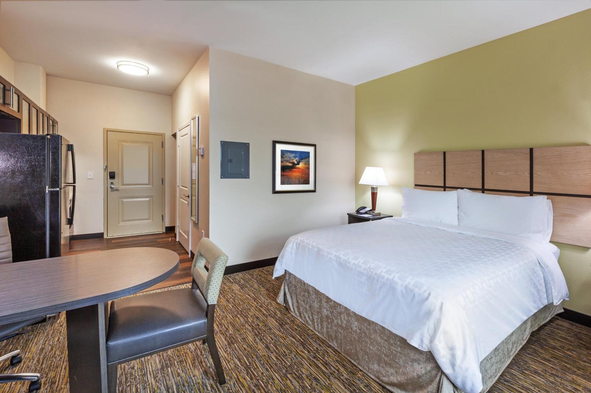 Queen Studio Suite Mobility Access Tub or Non-Smoking