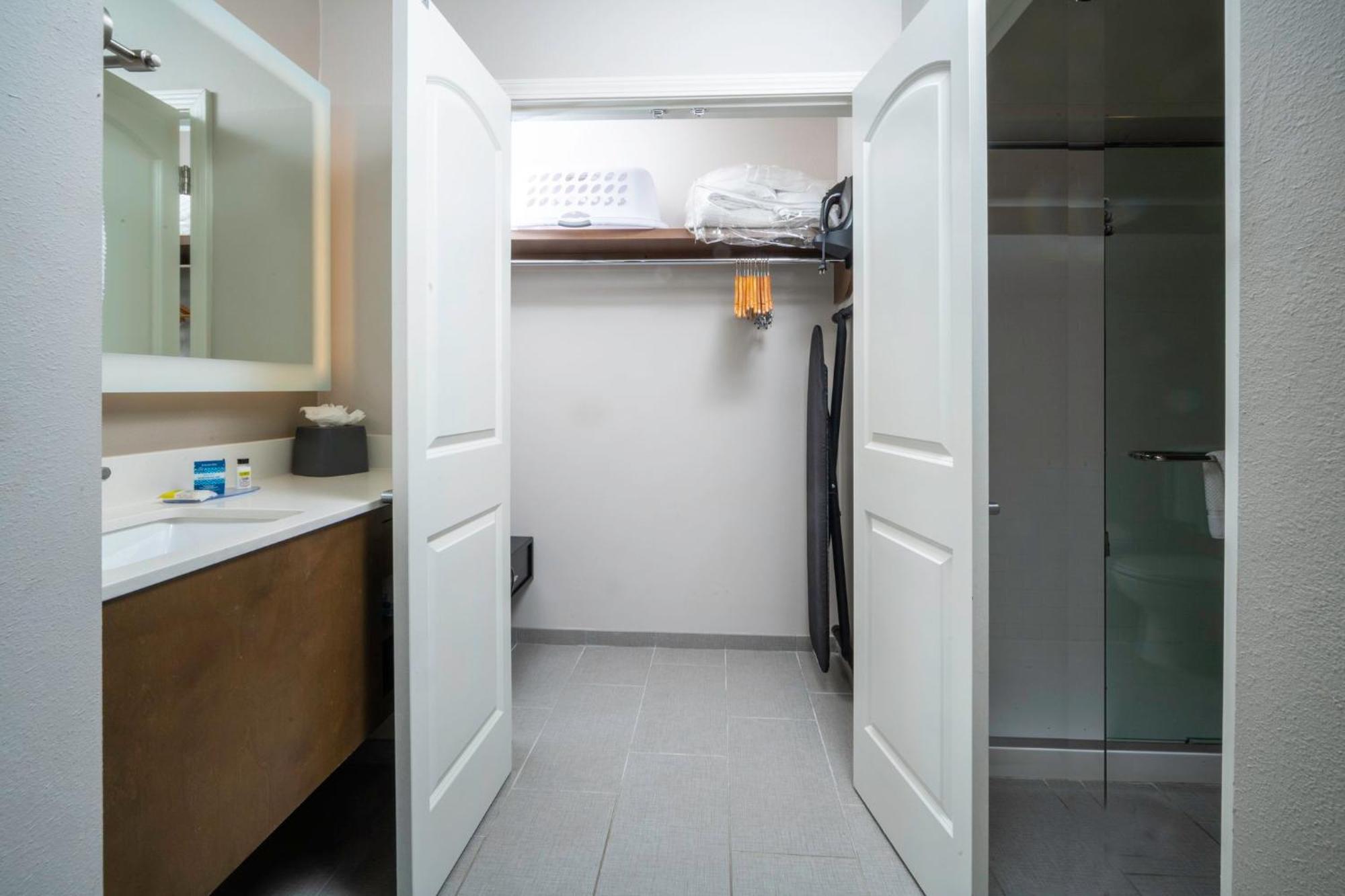 Two Bedroom Suite One Queen Bed Two Double Beds Non-Smoking