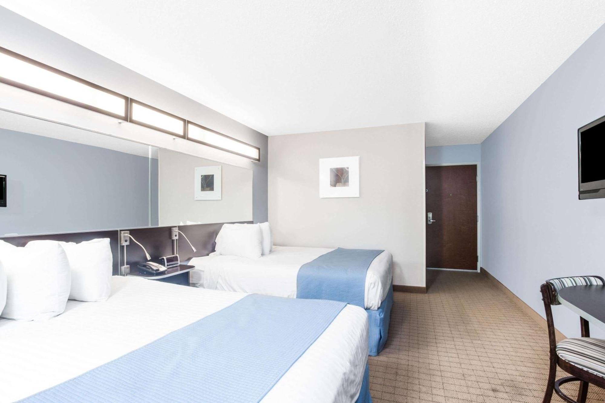 Queen Room with Bath Tub - Mobility/Hearing Accessible - Non-Smoking