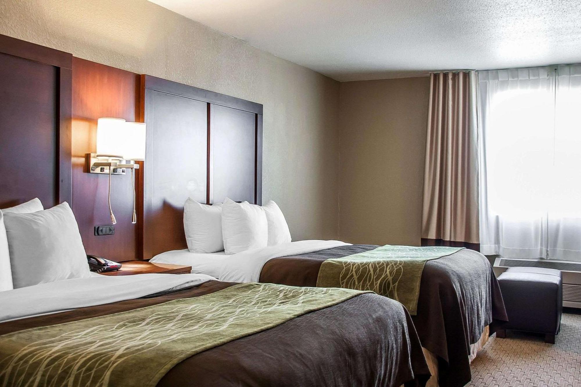 Queen Room Two Queen Beds Courtyard View Non-Smoking