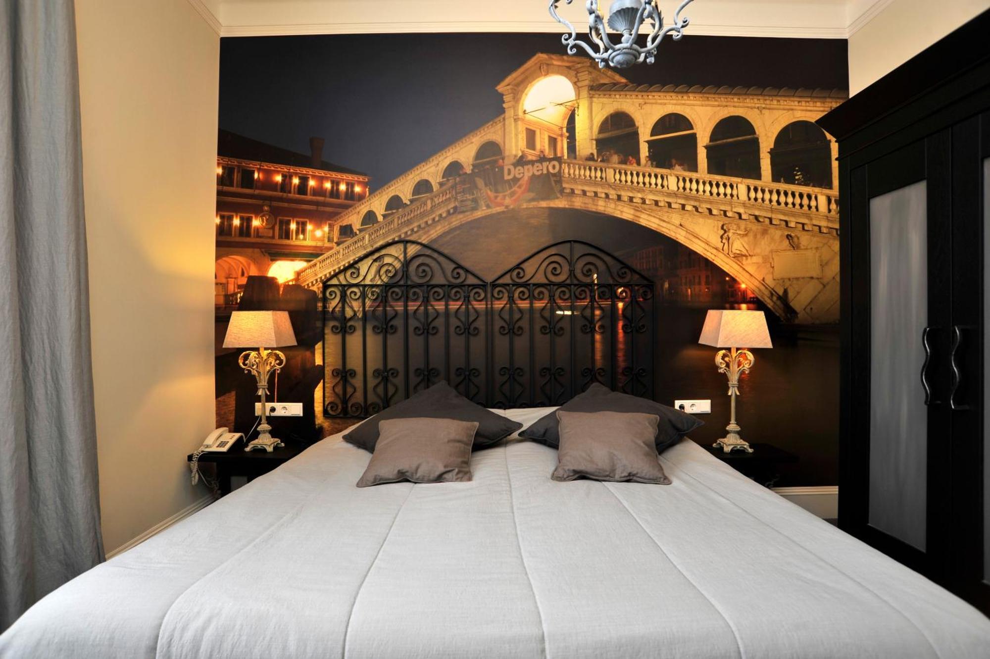 Superior Theme Room 2 Single Beds