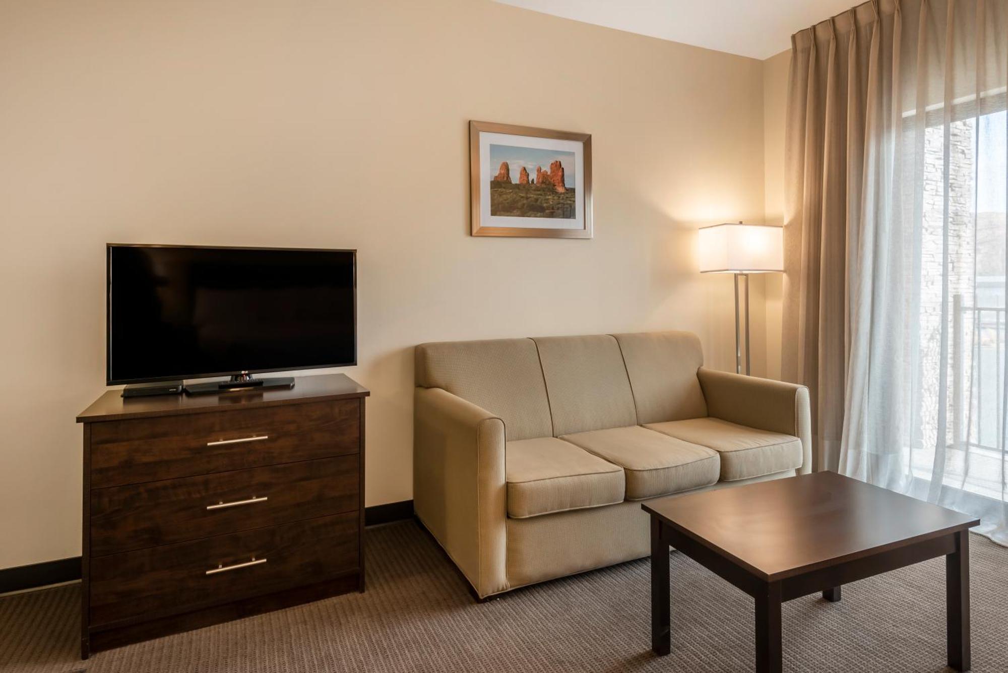 Efficiency King Suite Kitchen Non-Smoking or Upper Floor