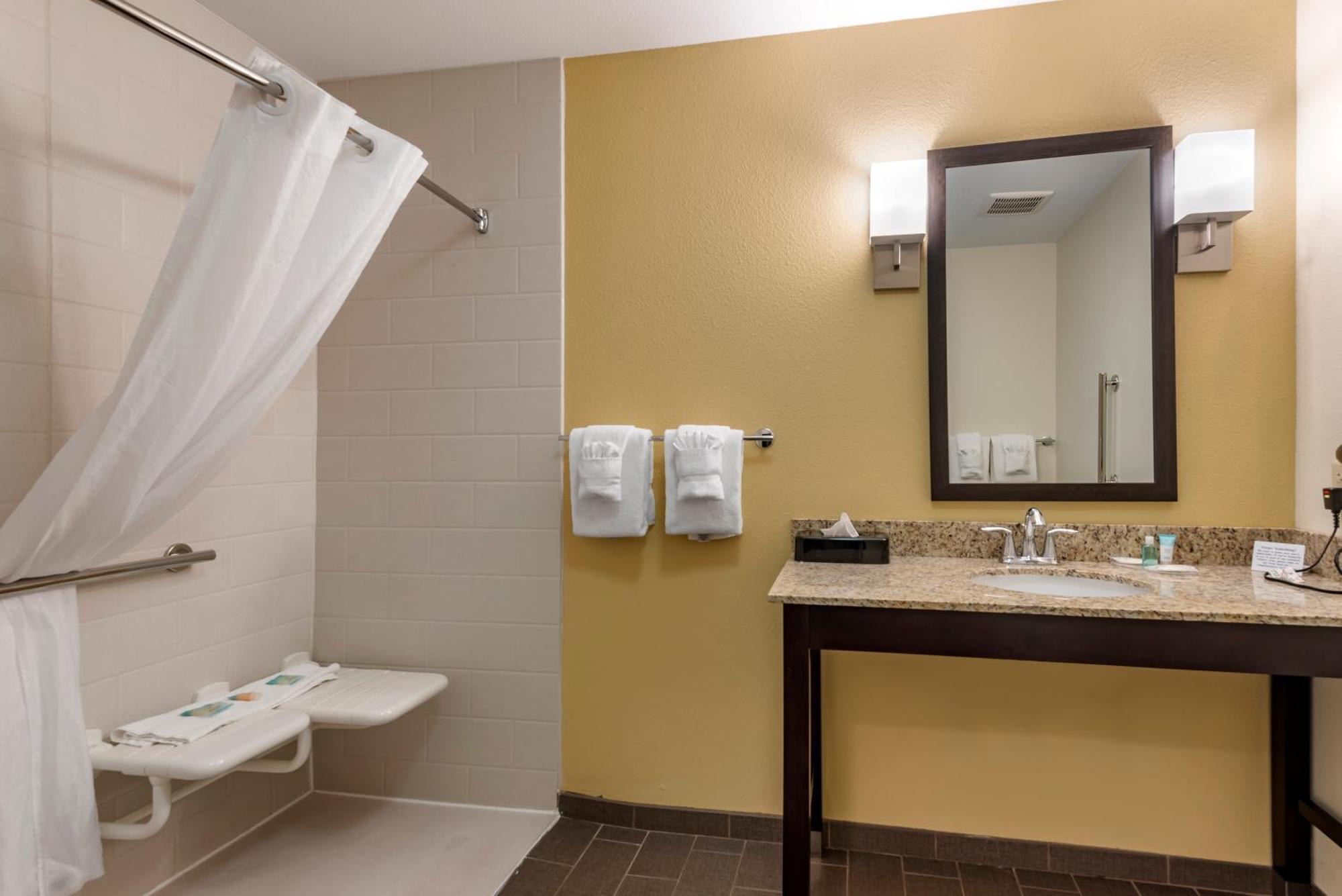 Efficiency Queen Suite Two Queen Beds Kitchen Accessible or Non-Smoking