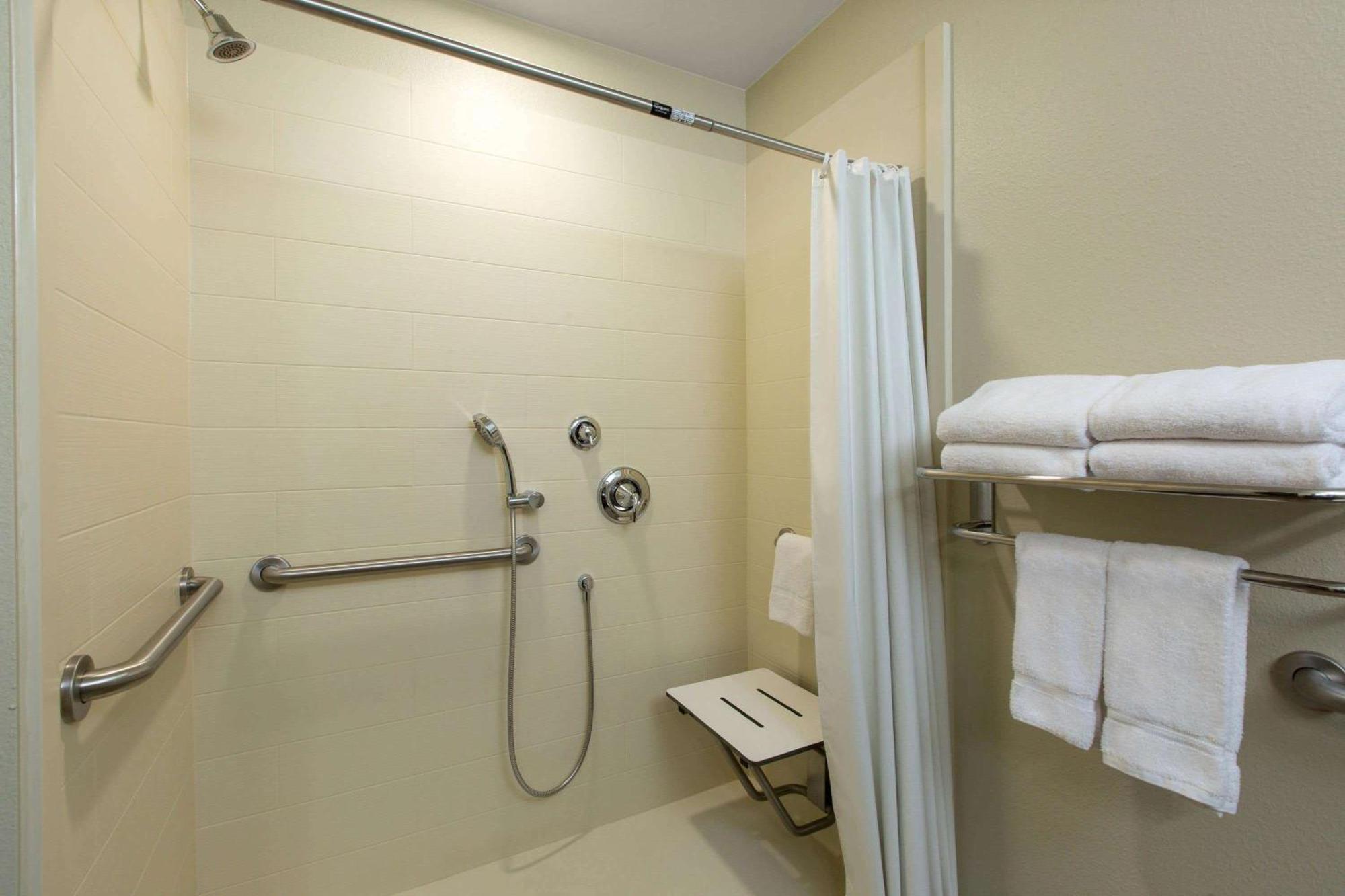 Deluxe Queen Room Mobility Access or Non-Smoking
