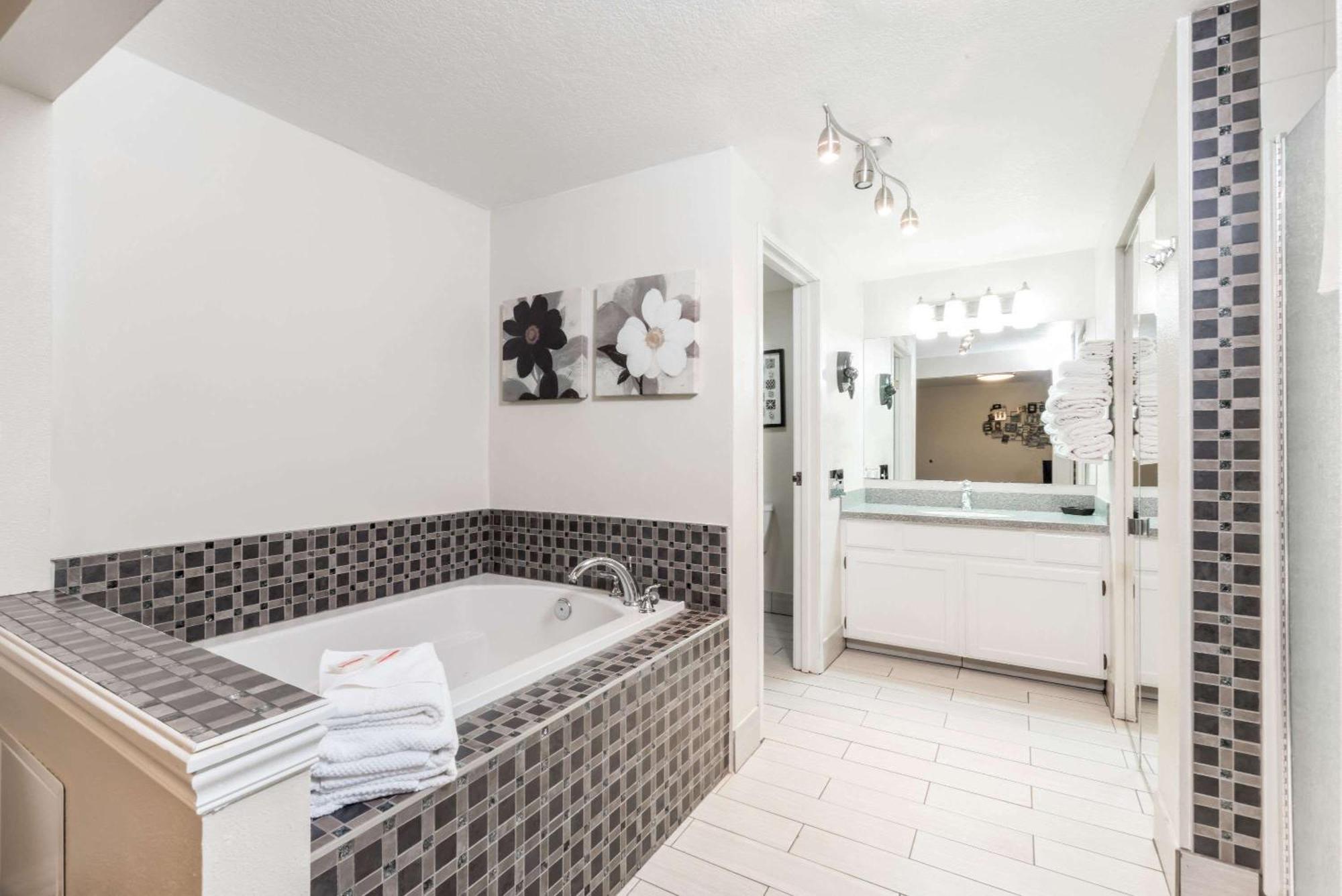 Deluxe King Room Jetted Tub Non-Smoking
