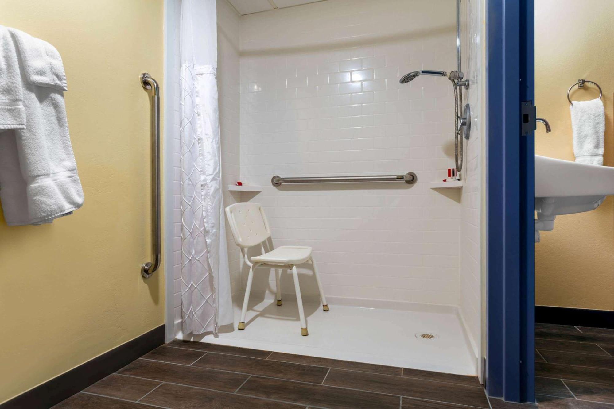 1 King Bed, Mobility Accessible Room, Roll-In Shower, 1st Floor, Non-Smoking