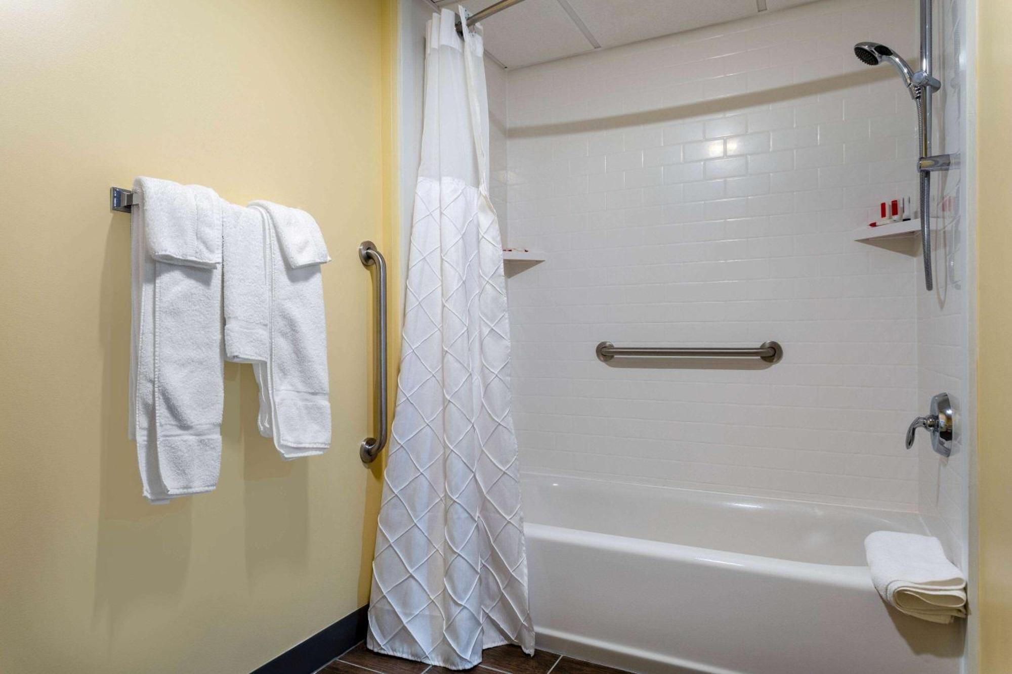 1 Queen Bed, Mobility Accessible Room, Bathtub w/ Grab Bars, 1st Floor, Non-Smoking