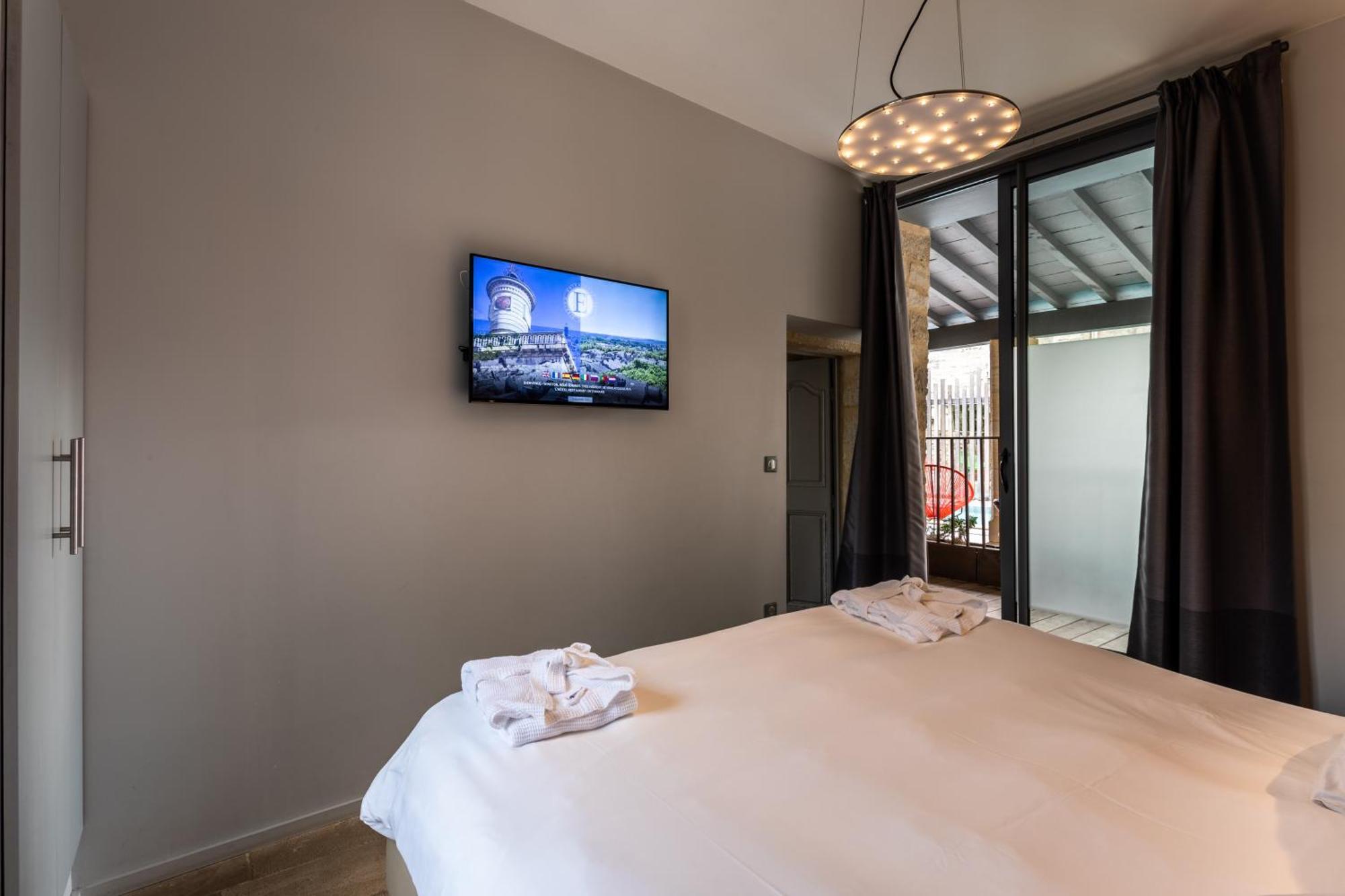 Deluxe Family Suite Poolside terrace
