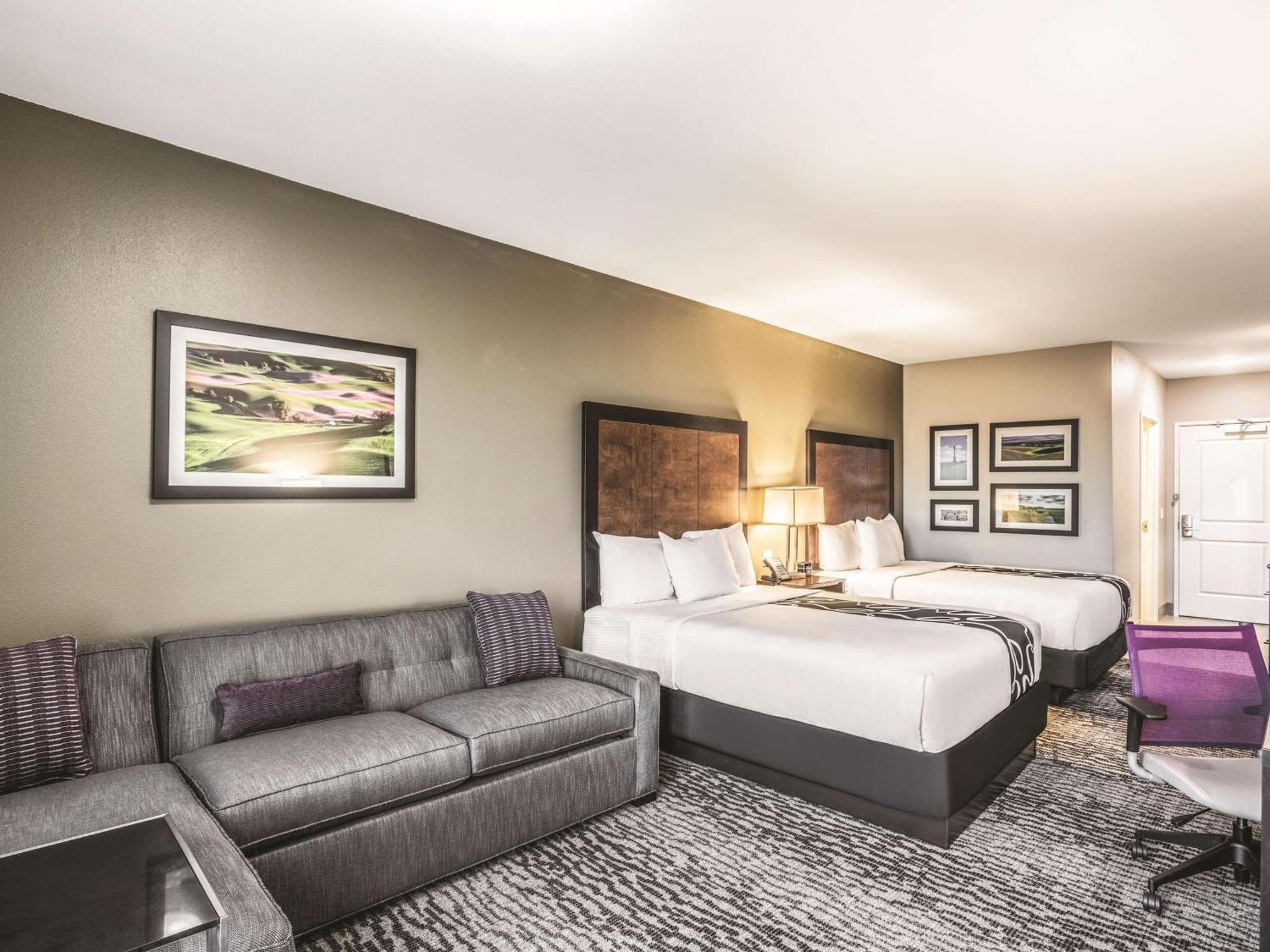 2 Queen Beds Deluxe Family Room Non-Smoking