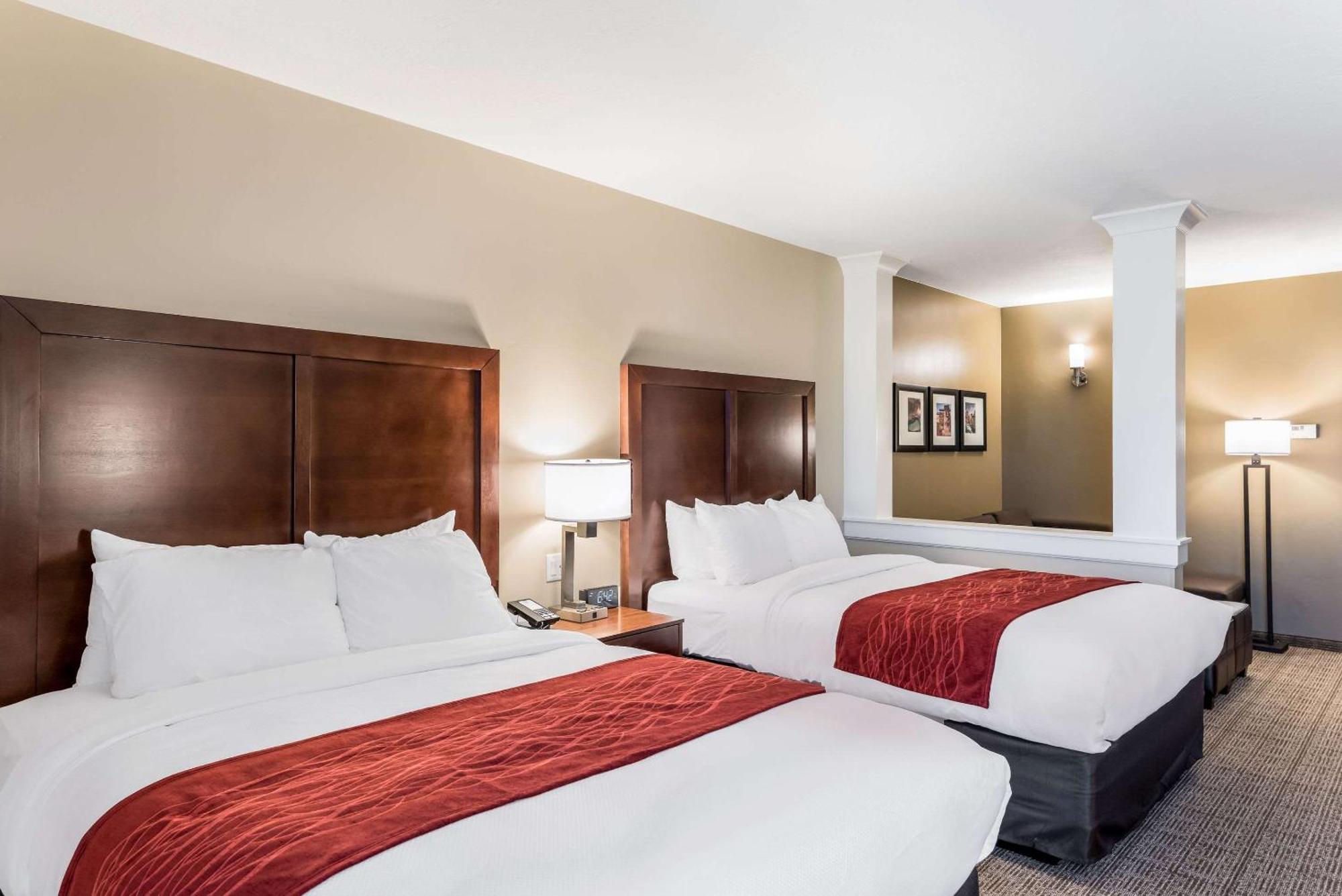 Queen Suite Two Queen Beds Sofa Bed Non-Smoking